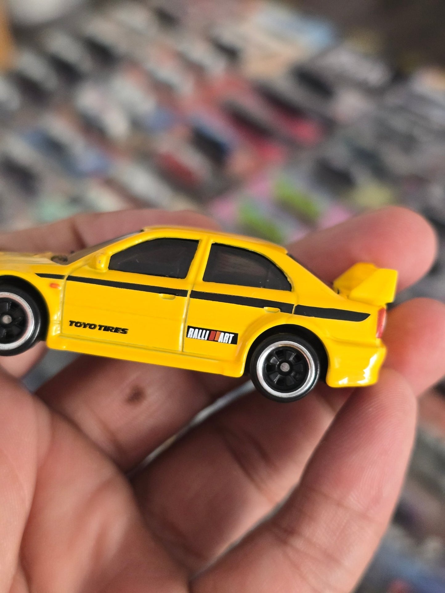 Hot Wheels Mitsubishi Lancer Evolution VI - Yellow (Uncarded) - Kinder Logs