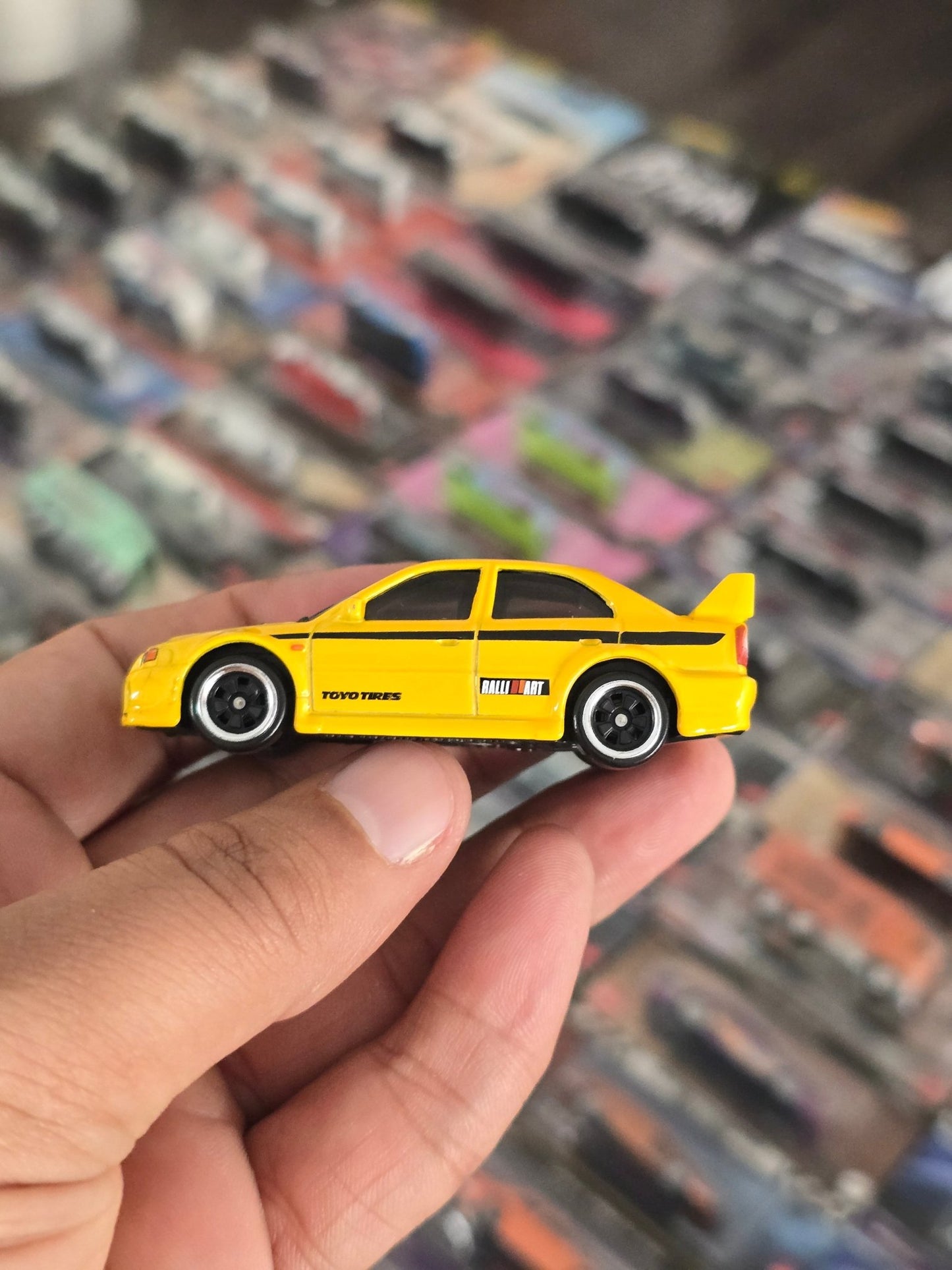 Hot Wheels Mitsubishi Lancer Evolution VI - Yellow (Uncarded) - Kinder Logs