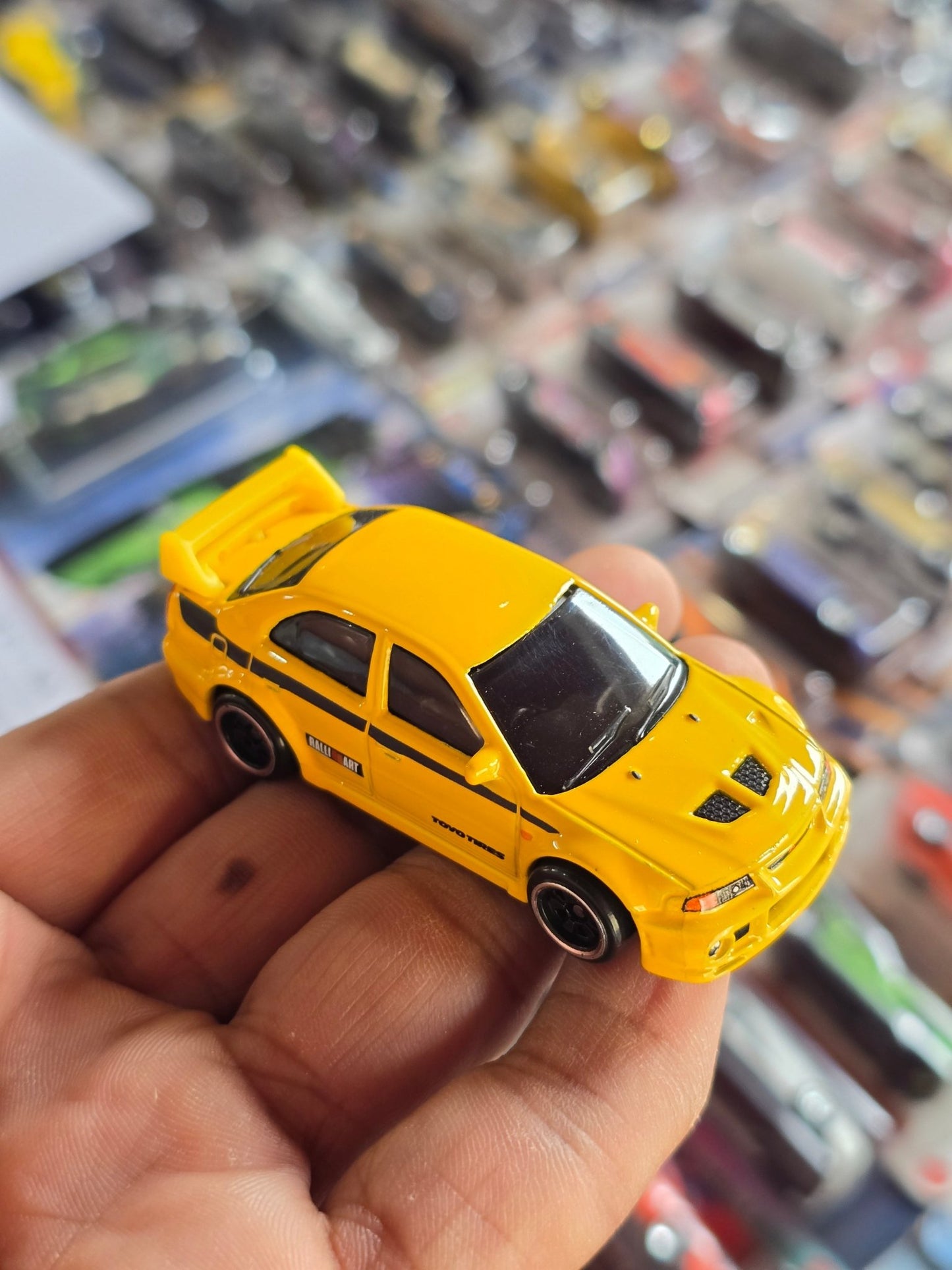 Hot Wheels Mitsubishi Lancer Evolution VI - Yellow (Uncarded) - Kinder Logs