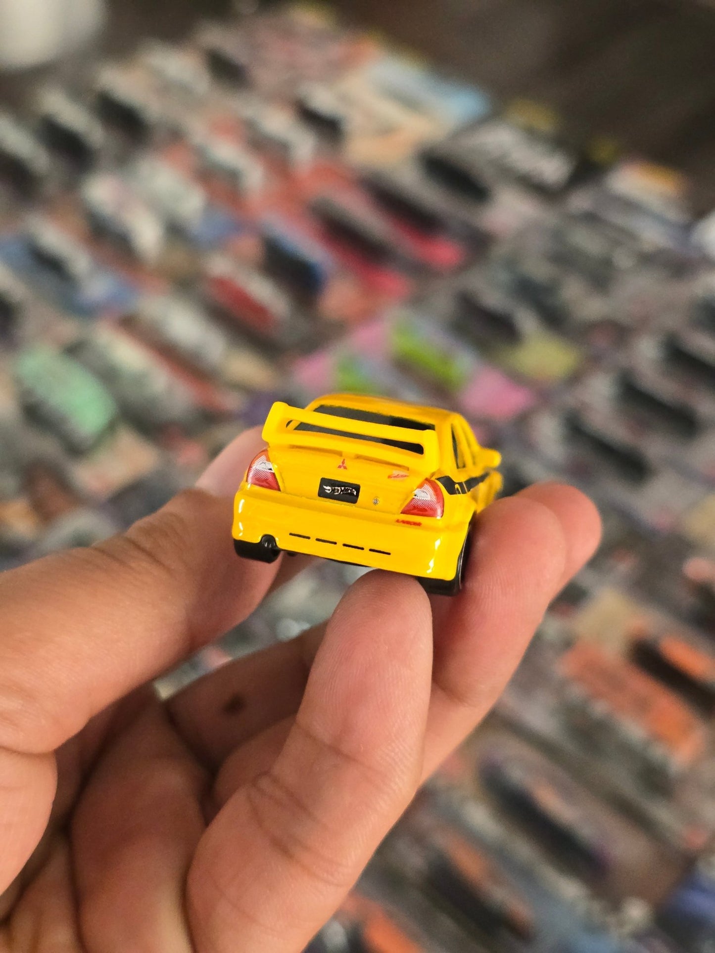 Hot Wheels Mitsubishi Lancer Evolution VI - Yellow (Uncarded) - Kinder Logs