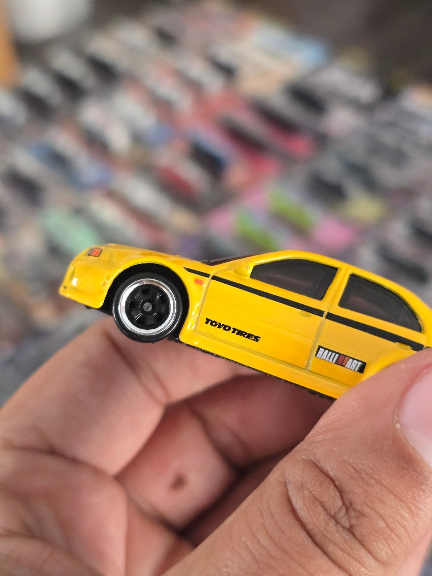 Hot Wheels Mitsubishi Lancer Evolution VI - Yellow (Uncarded) - Kinder Logs