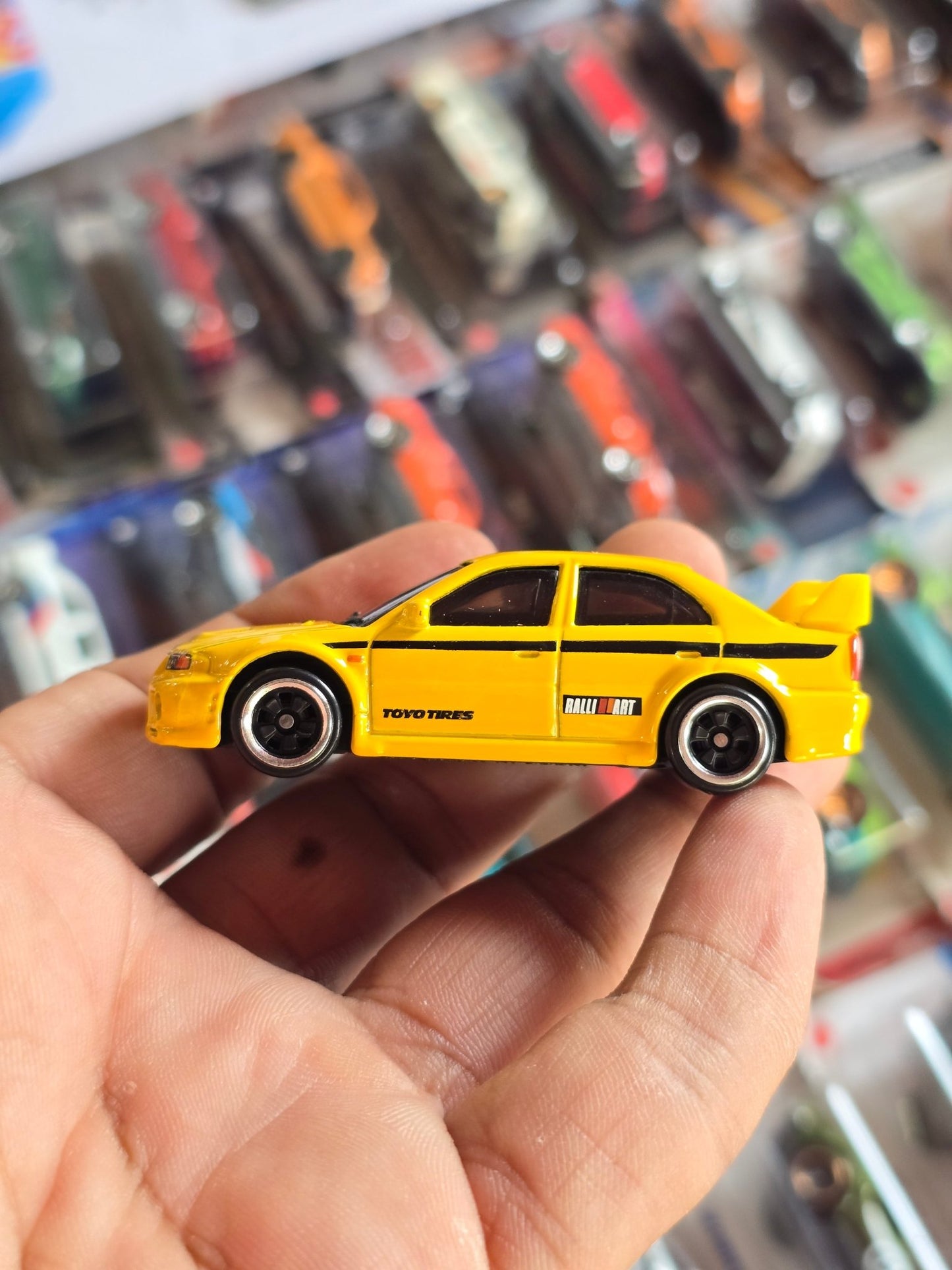 Hot Wheels Mitsubishi Lancer Evolution VI - Yellow (Uncarded) - Kinder Logs