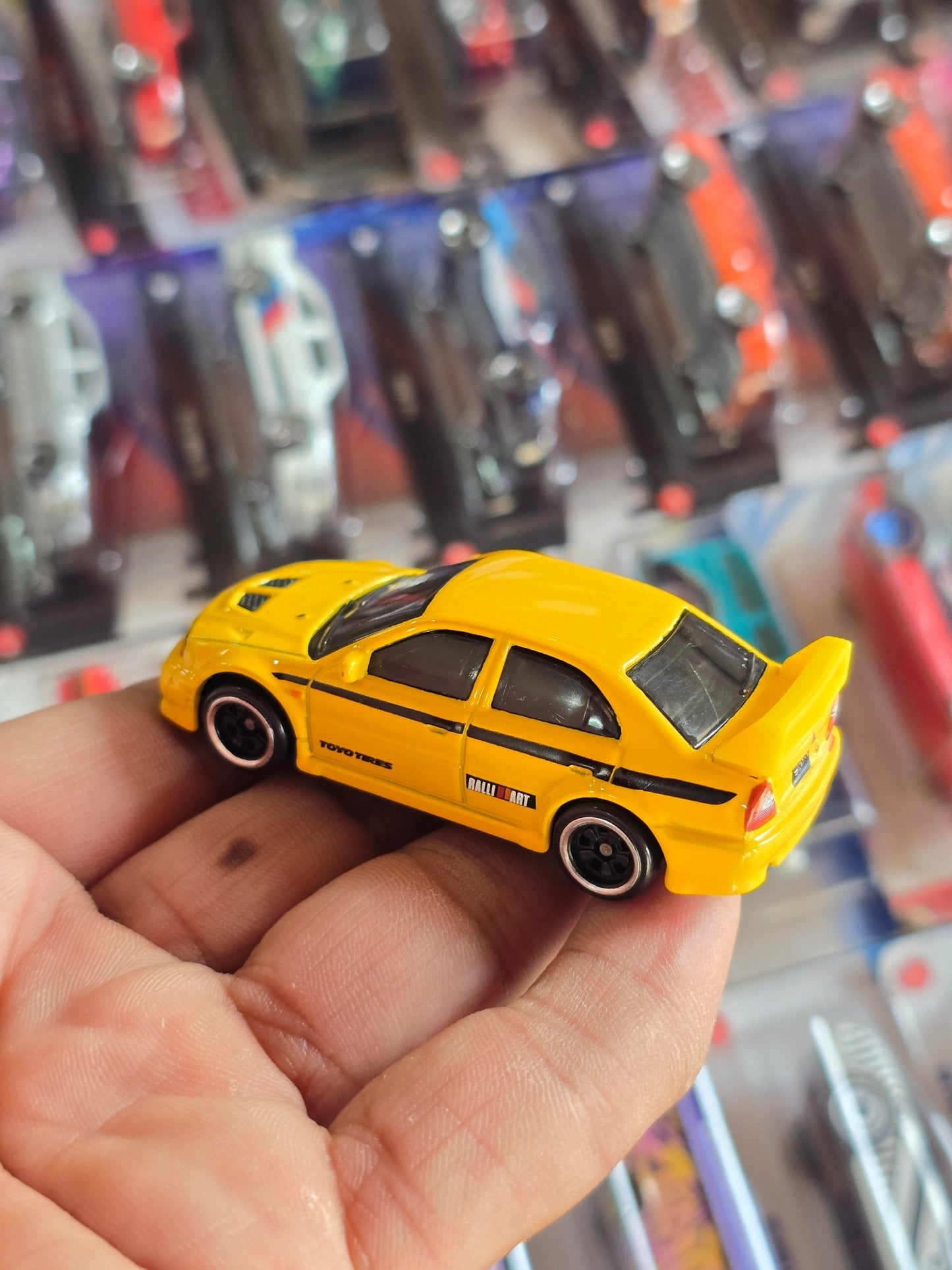 Hot Wheels Mitsubishi Lancer Evolution VI - Yellow (Uncarded) - Kinder Logs