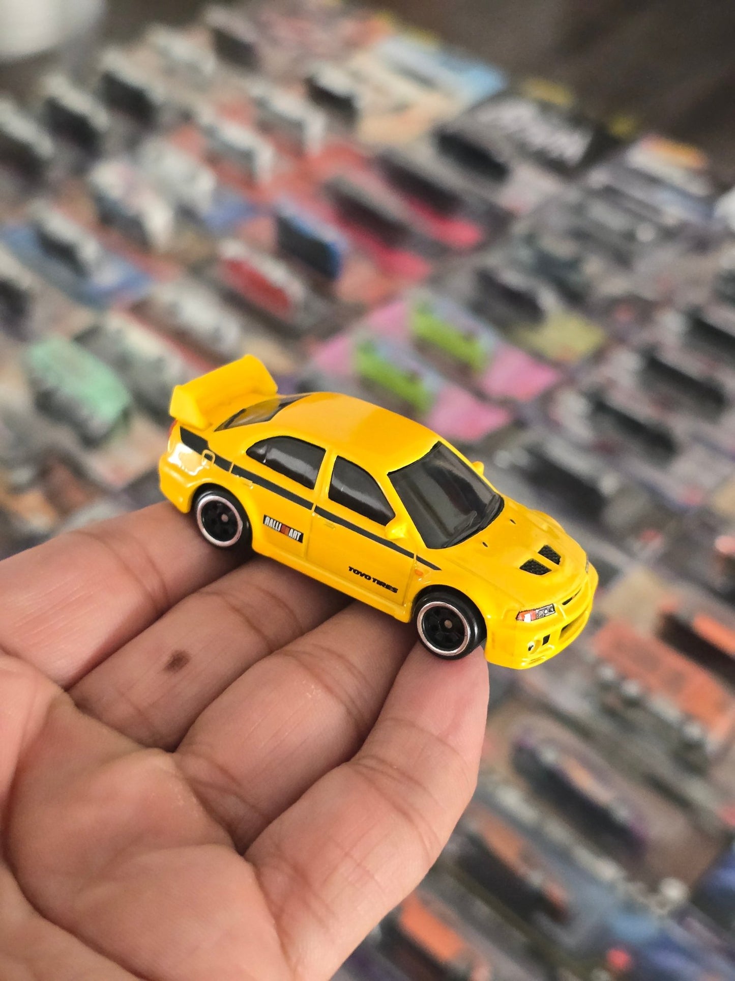 Hot Wheels Mitsubishi Lancer Evolution VI - Yellow (Uncarded) - Kinder Logs