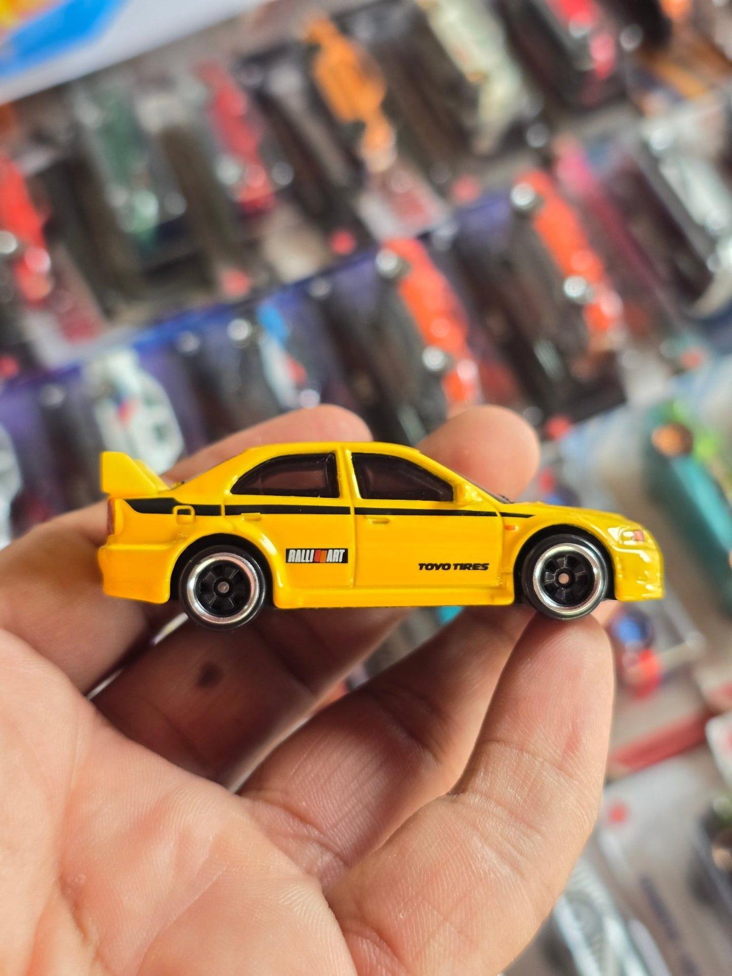 Hot Wheels Mitsubishi Lancer Evolution VI - Yellow (Uncarded) - Kinder Logs