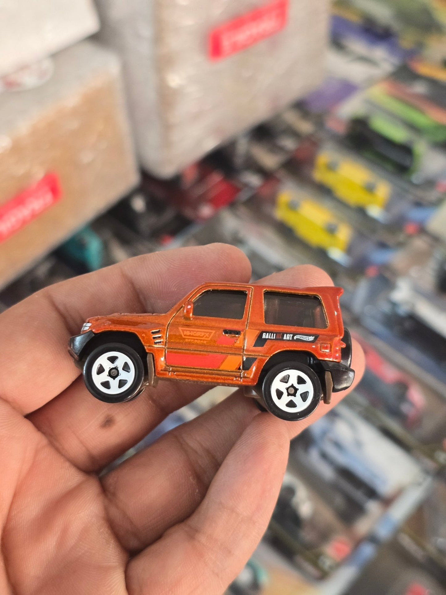 Hot Wheels Mitsubishi Pajero Evolution - Red (Uncarded) - Kinder Logs