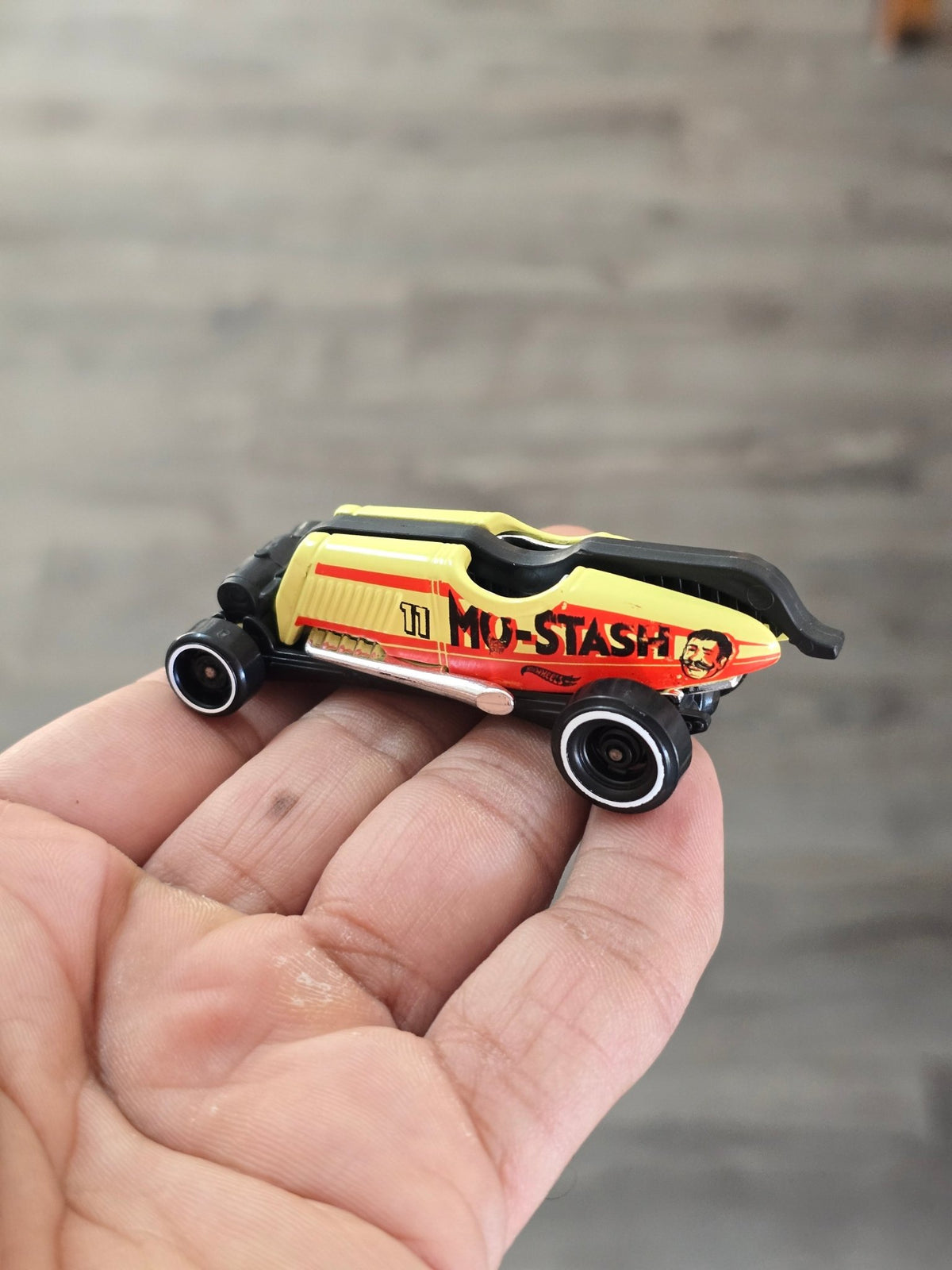 Hot Wheels Mo - Stash - Light Yellow (Uncarded - New) - Kinder Logs