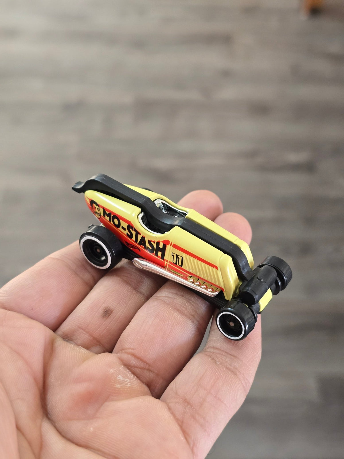 Hot Wheels Mo - Stash - Light Yellow (Uncarded - New) - Kinder Logs