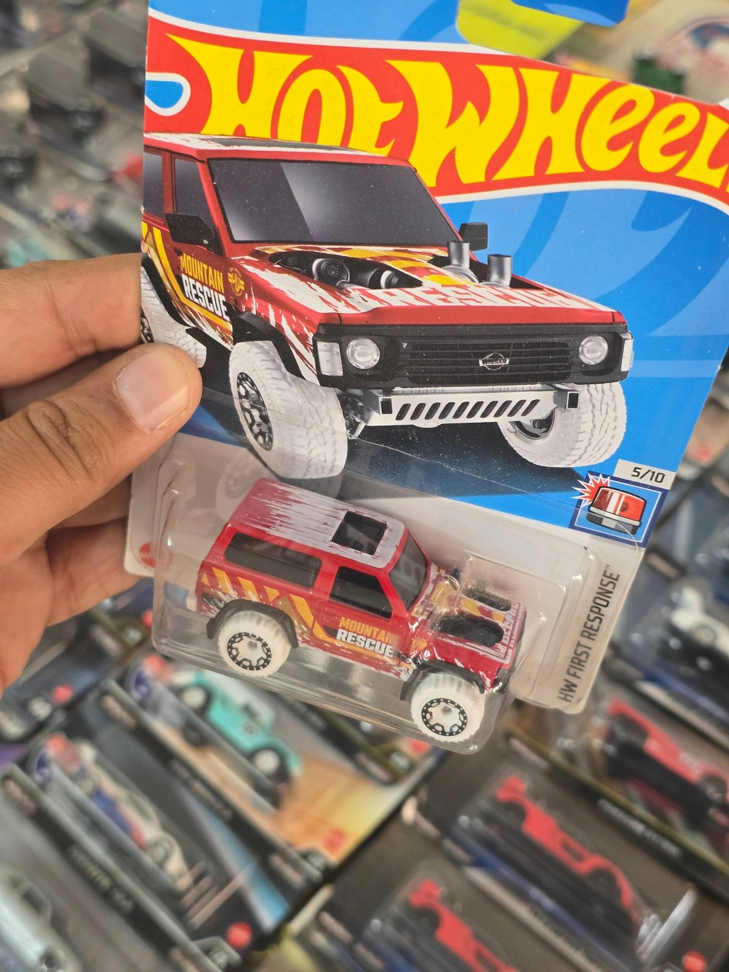 Hot Wheels Nissan Patrol Custom - Red (Imported) - Kinder Logs