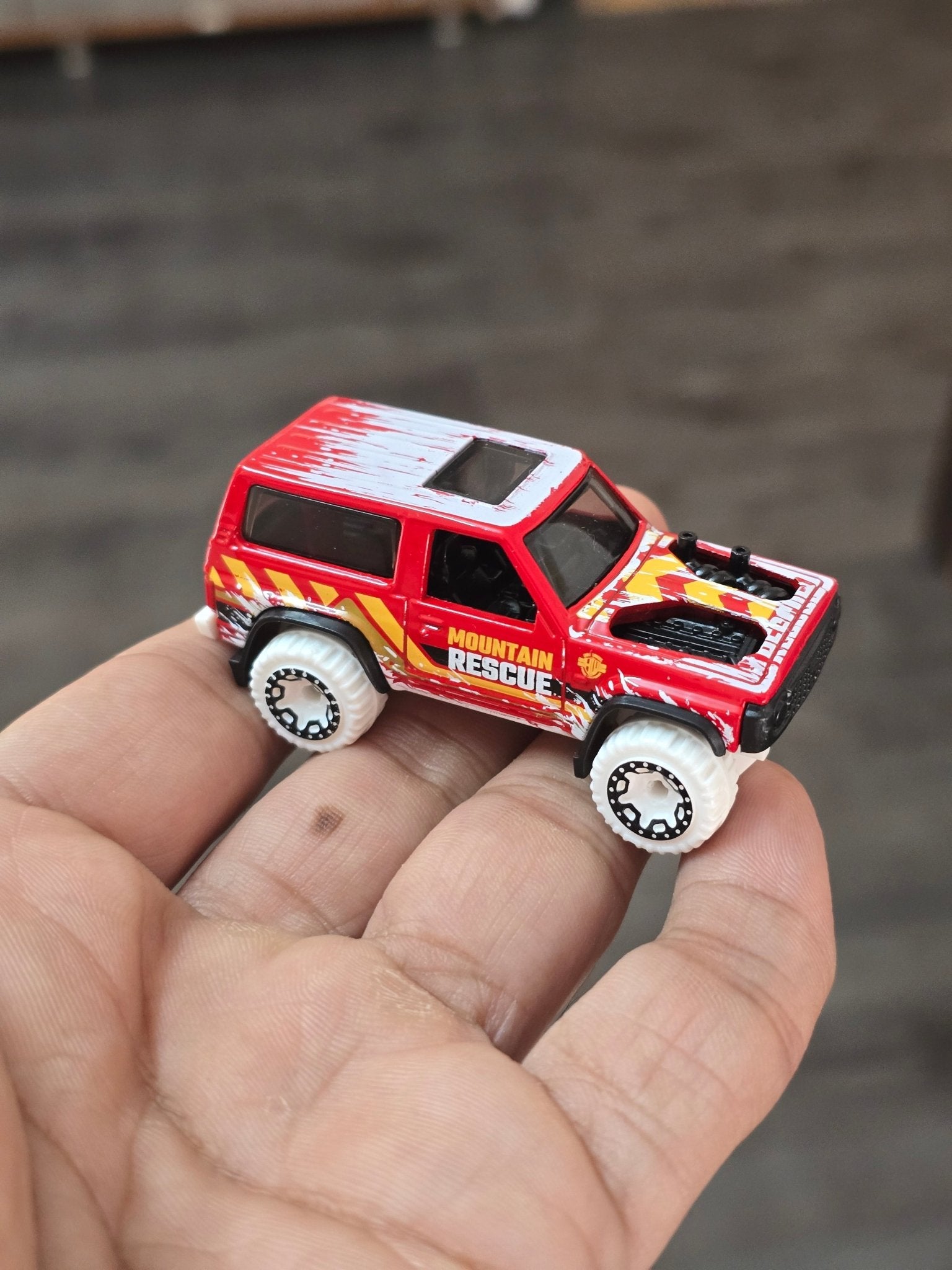 Hot Wheels Nissan Patrol Custom - Red (Uncarded - New) - Kinder Logs