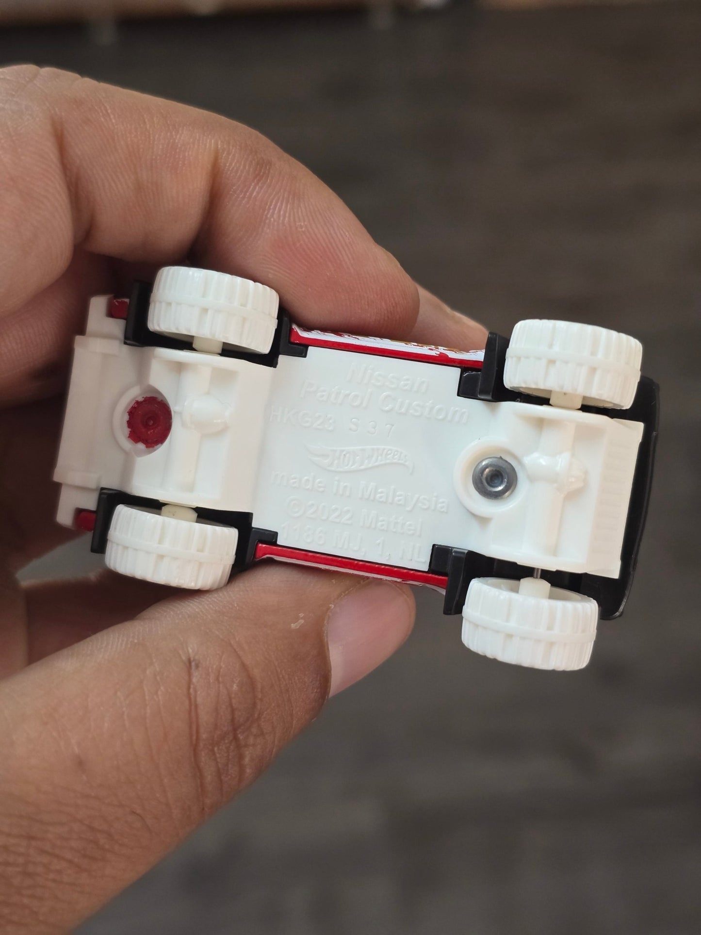 Hot Wheels Nissan Patrol Custom - Red (Uncarded - New) - Kinder Logs