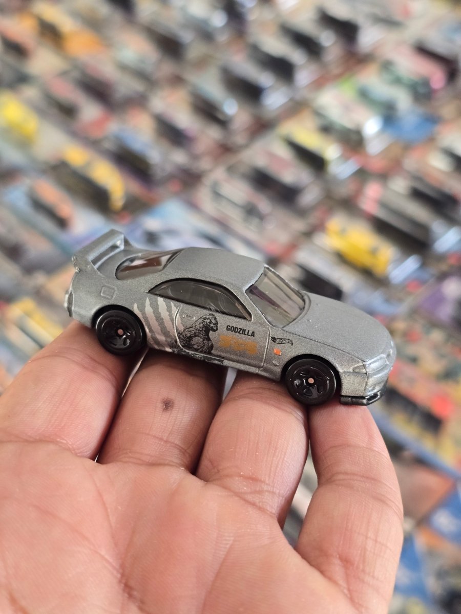 Hot Wheels Nissan Skyline GT - R R33 GODZILLA (Uncarded) - Kinder Logs