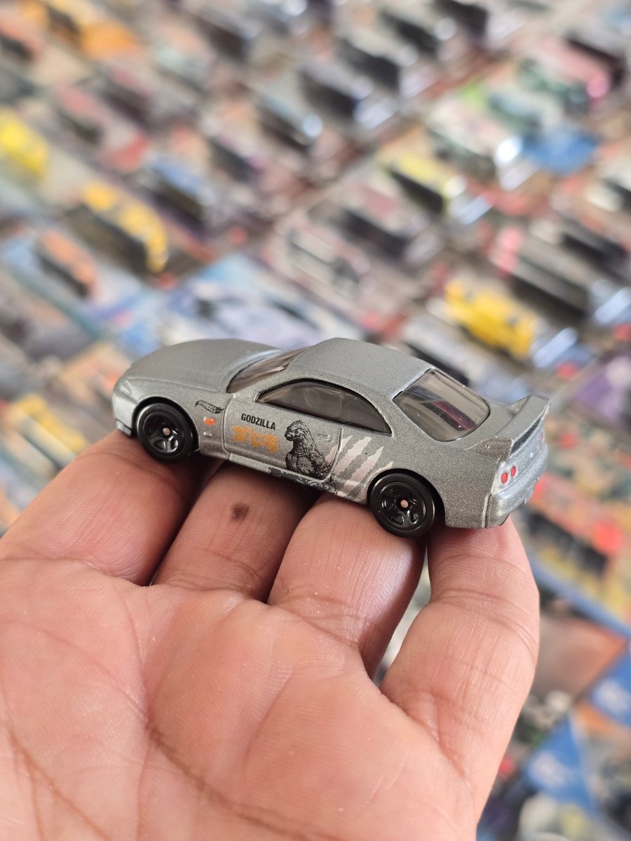 Hot Wheels Nissan Skyline GT - R R33 GODZILLA (Uncarded) - Kinder Logs