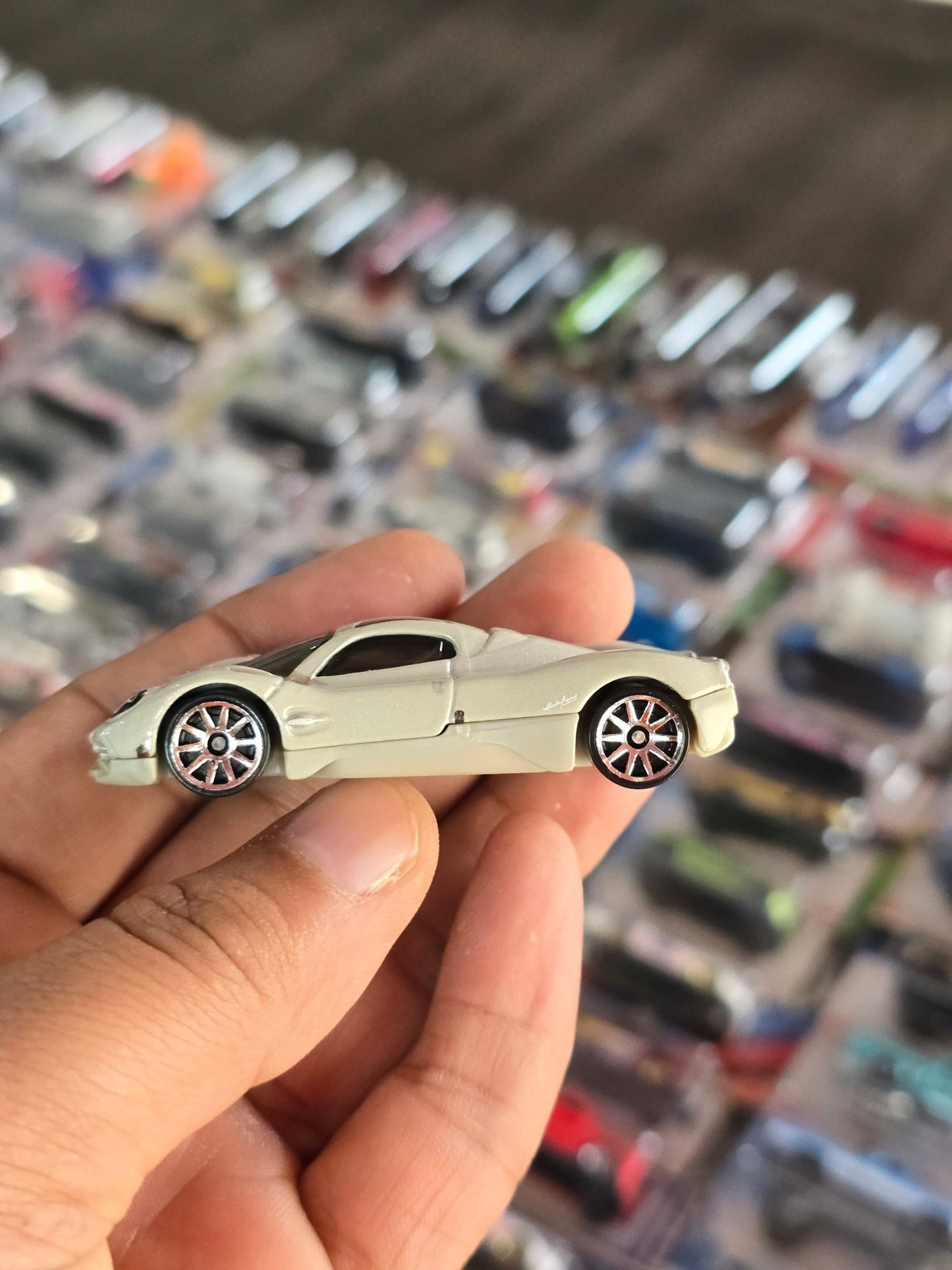 Hot Wheels Pagani Utopia (Uncarded) - Kinder Logs