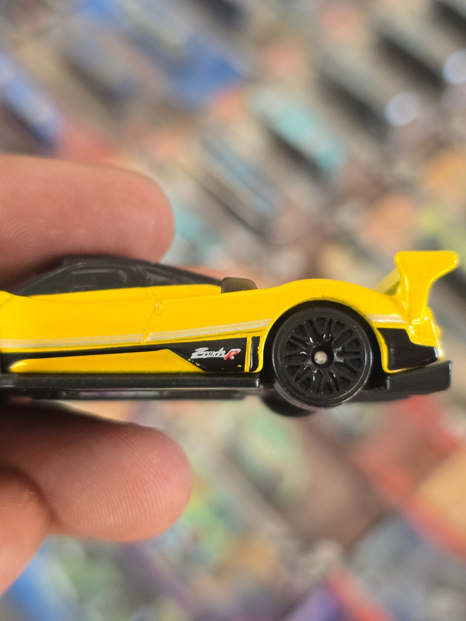 Hot Wheels Pagani Zonda R - Yellow (Uncarded) - Kinder Logs