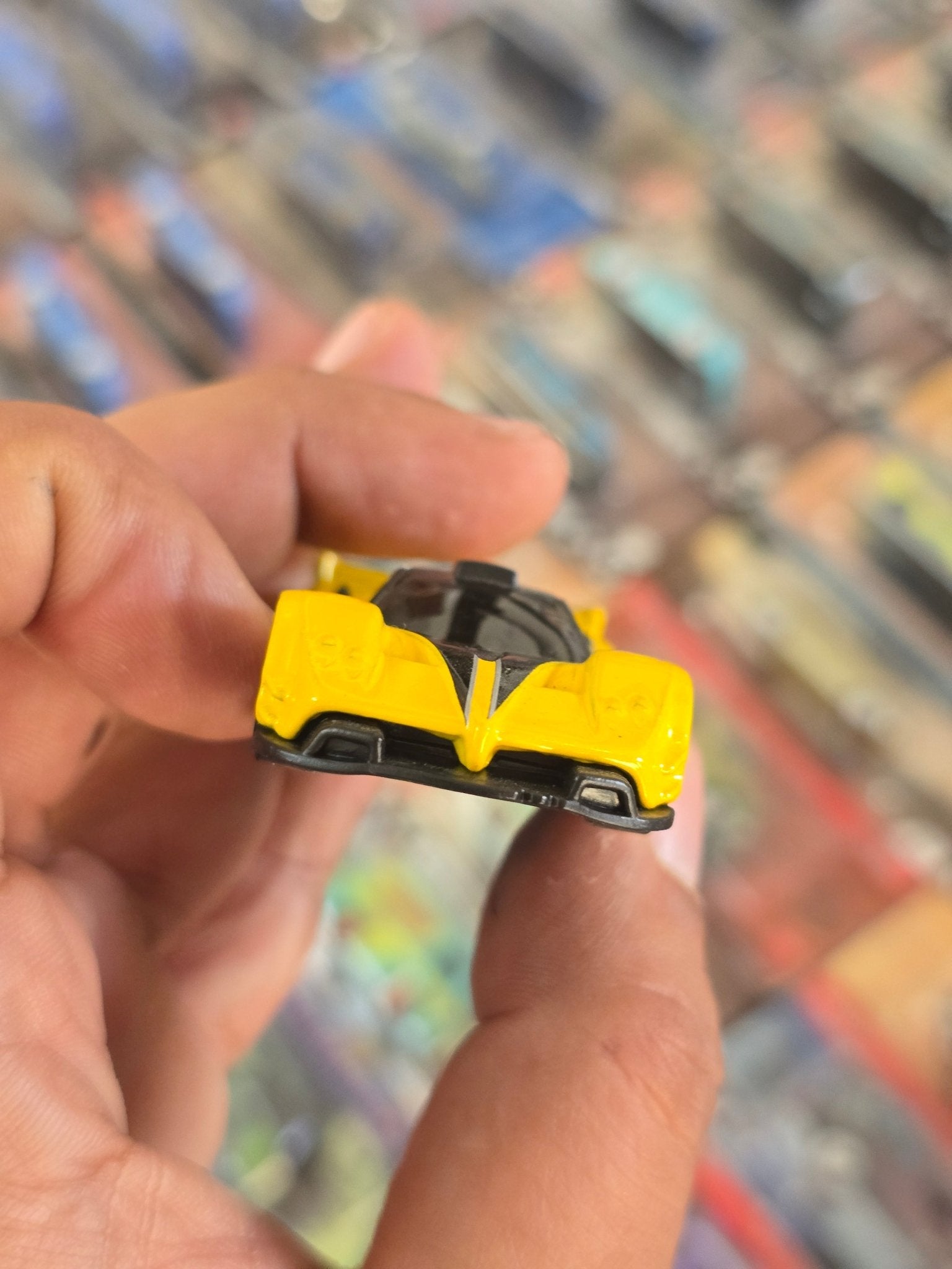 Hot Wheels Pagani Zonda R - Yellow (Uncarded) - Kinder Logs