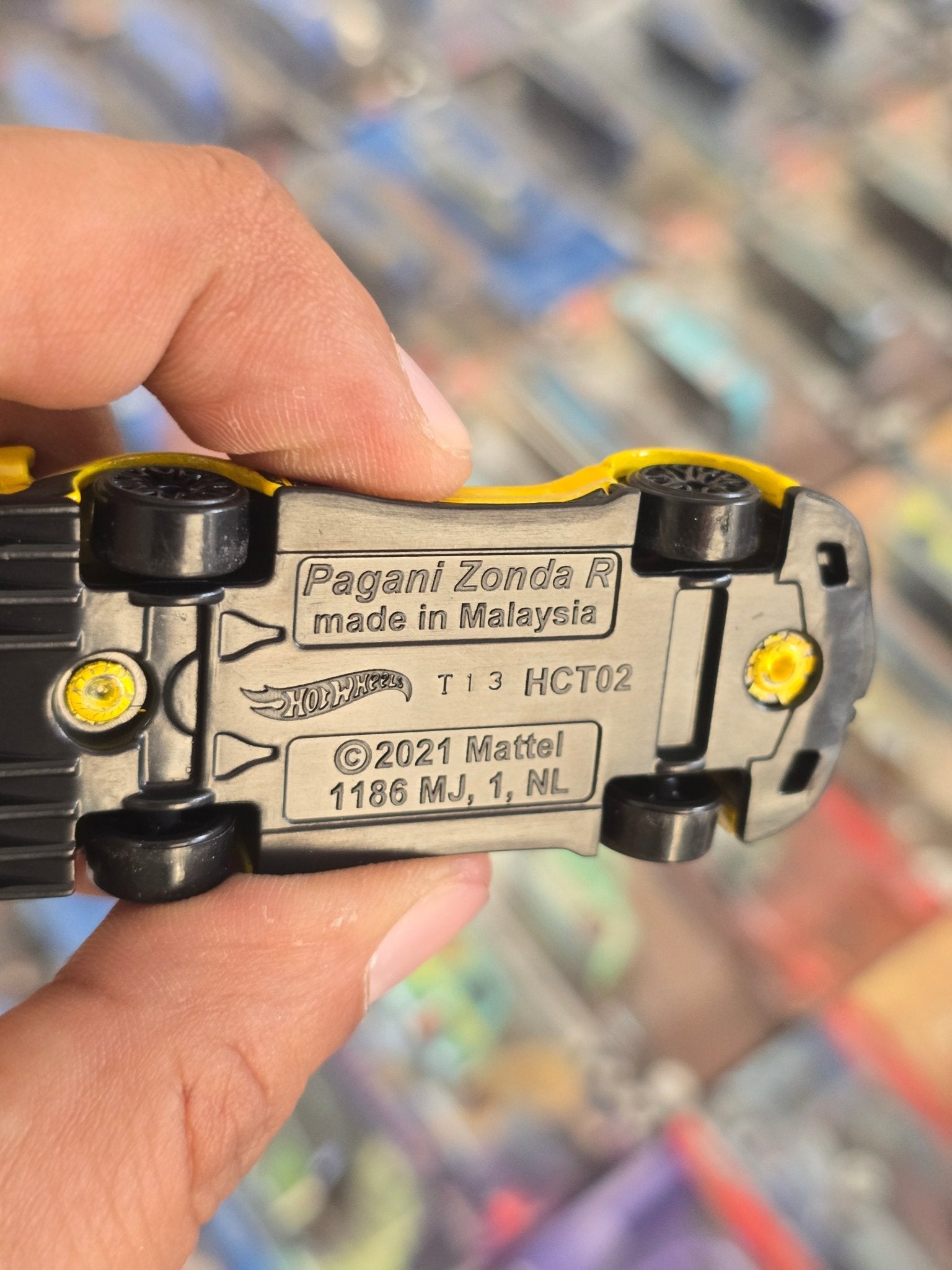 Hot Wheels Pagani Zonda R - Yellow (Uncarded) - Kinder Logs