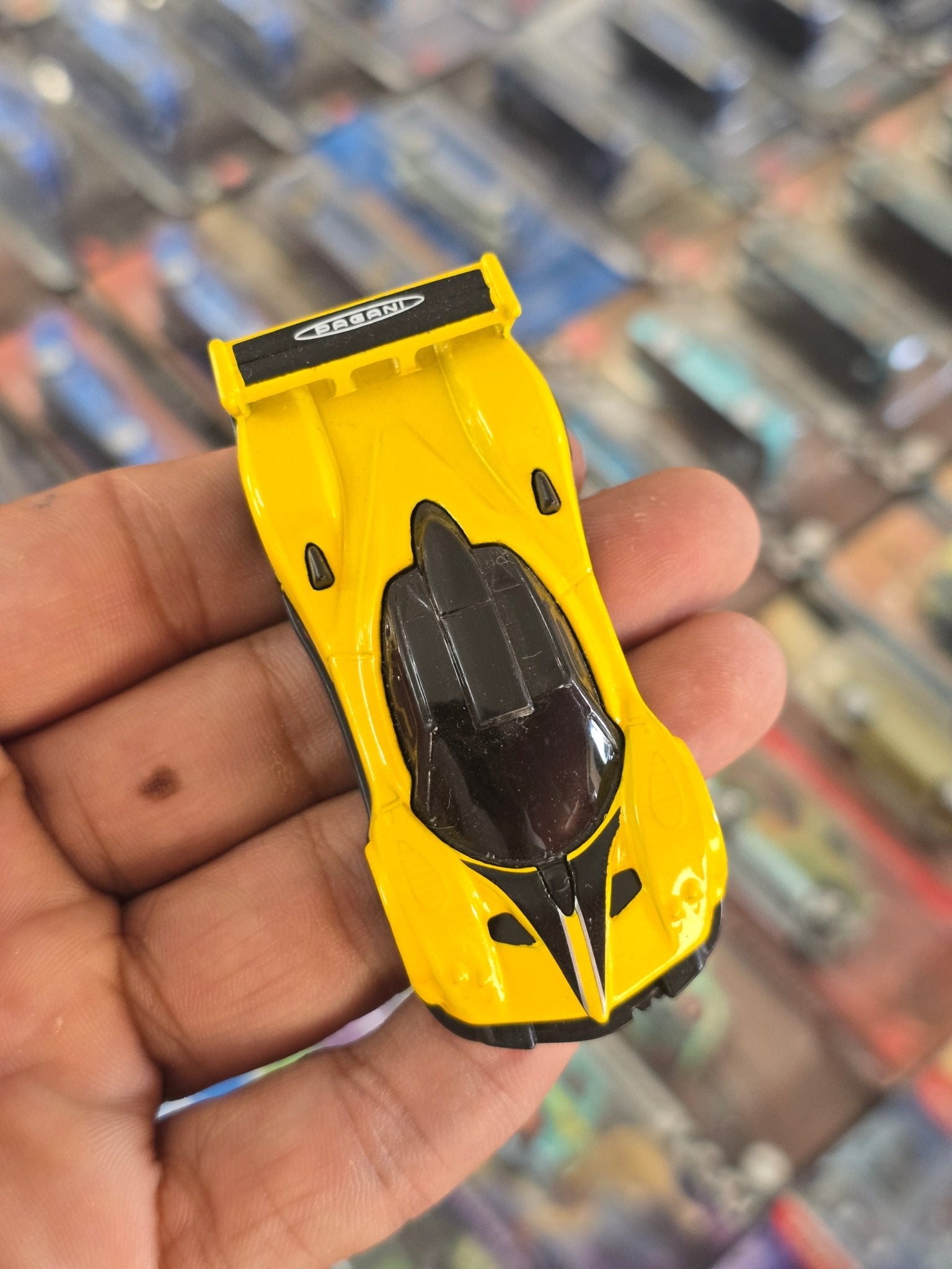 Hot Wheels Pagani Zonda R - Yellow (Uncarded) - Kinder Logs