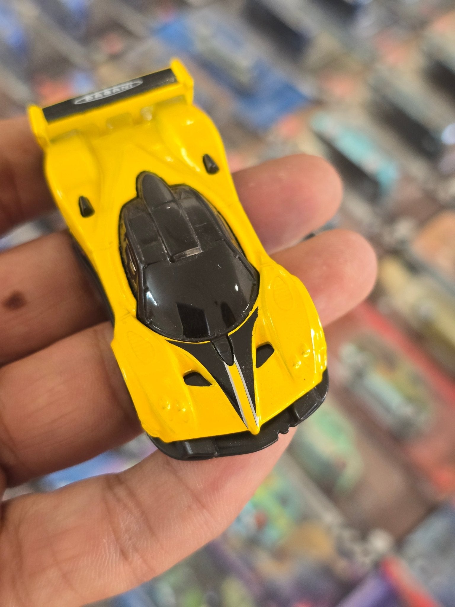 Hot Wheels Pagani Zonda R - Yellow (Uncarded) - Kinder Logs
