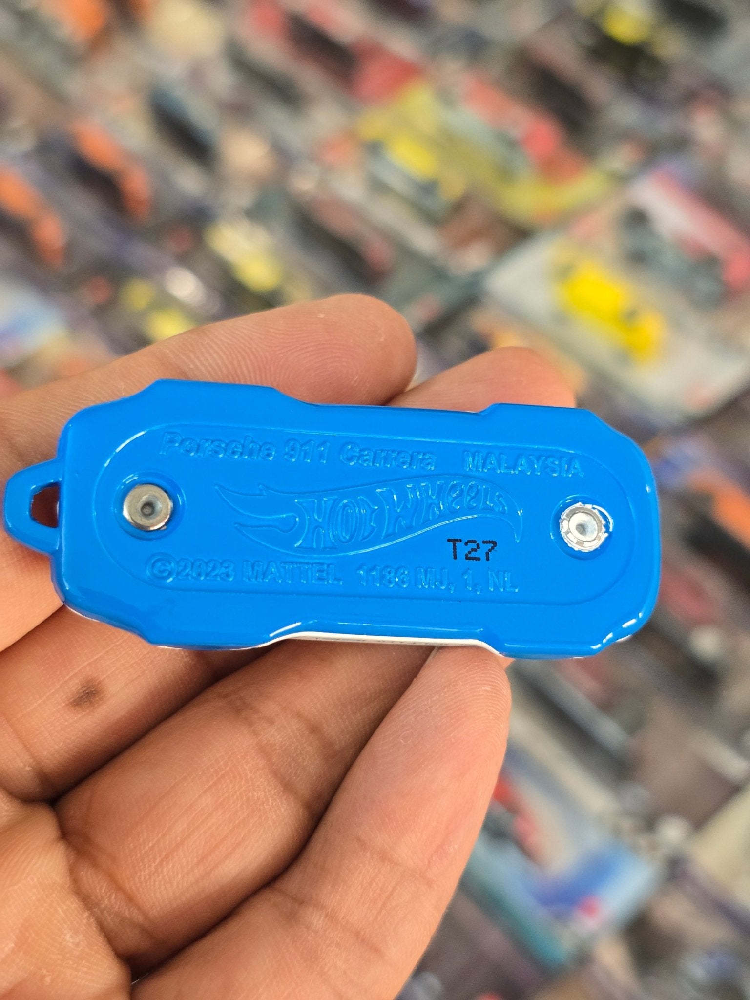 Hot Wheels Porsche 911 Carrera Key Chain (Uncarded) - Kinder Logs