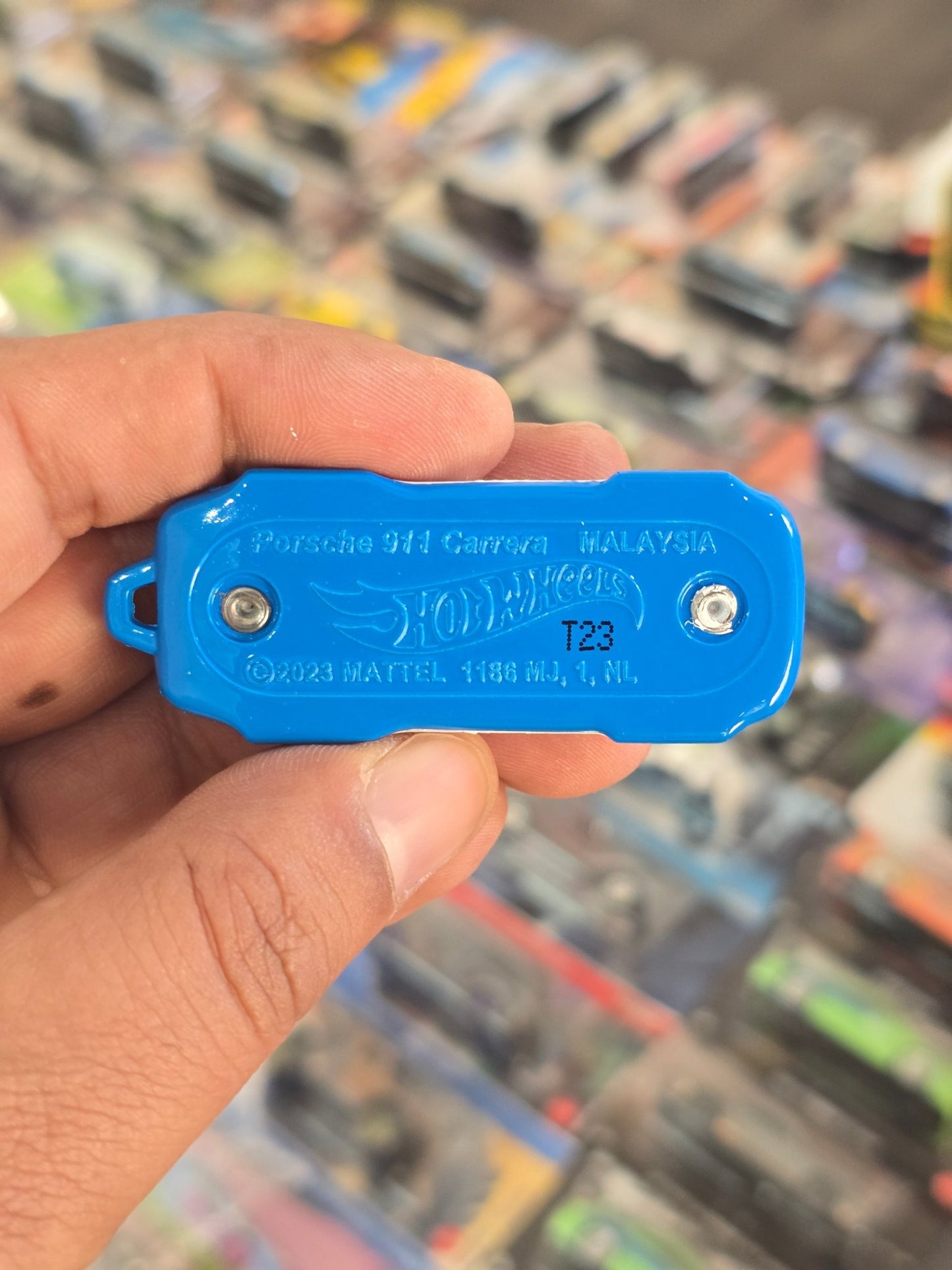 Hot Wheels Porsche 911 Carrera Key Chain (Uncarded) - Kinder Logs