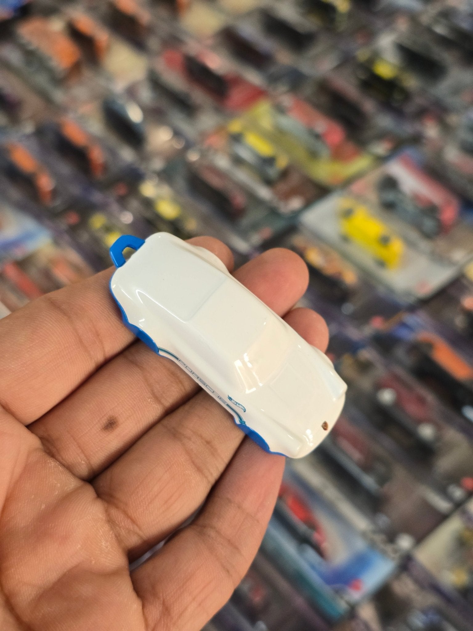 Hot Wheels Porsche 911 Carrera Key Chain (Uncarded) - Kinder Logs