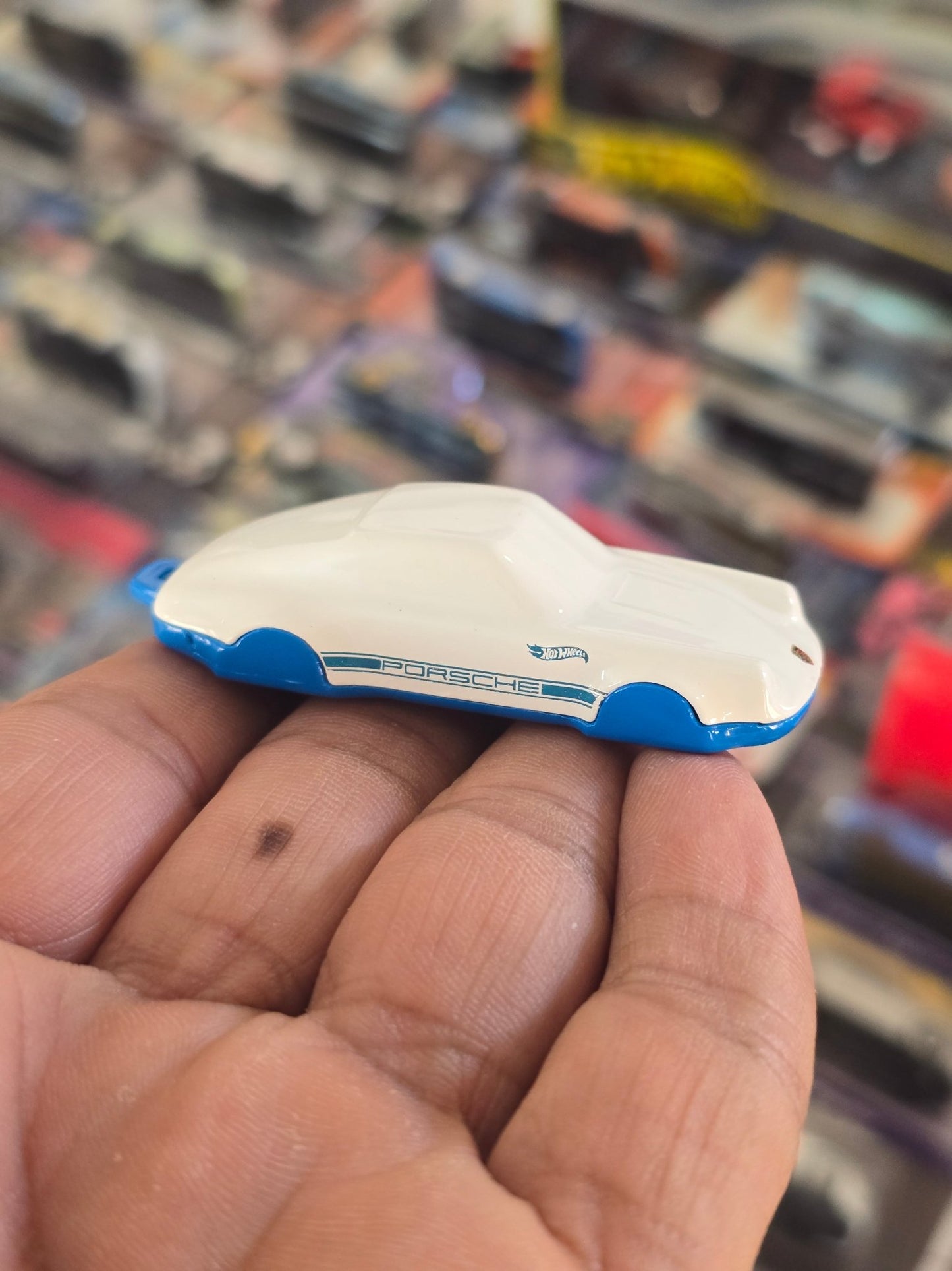 Hot Wheels Porsche 911 Carrera Key Chain (Uncarded) - Kinder Logs