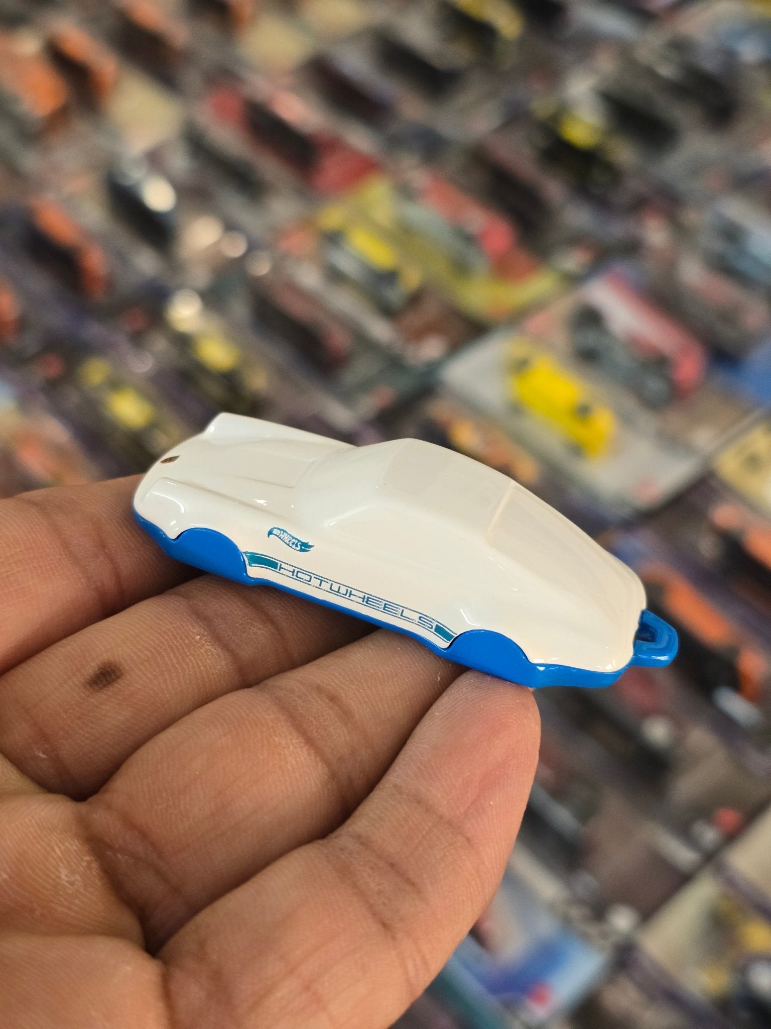 Hot Wheels Porsche 911 Carrera Key Chain (Uncarded) - Kinder Logs