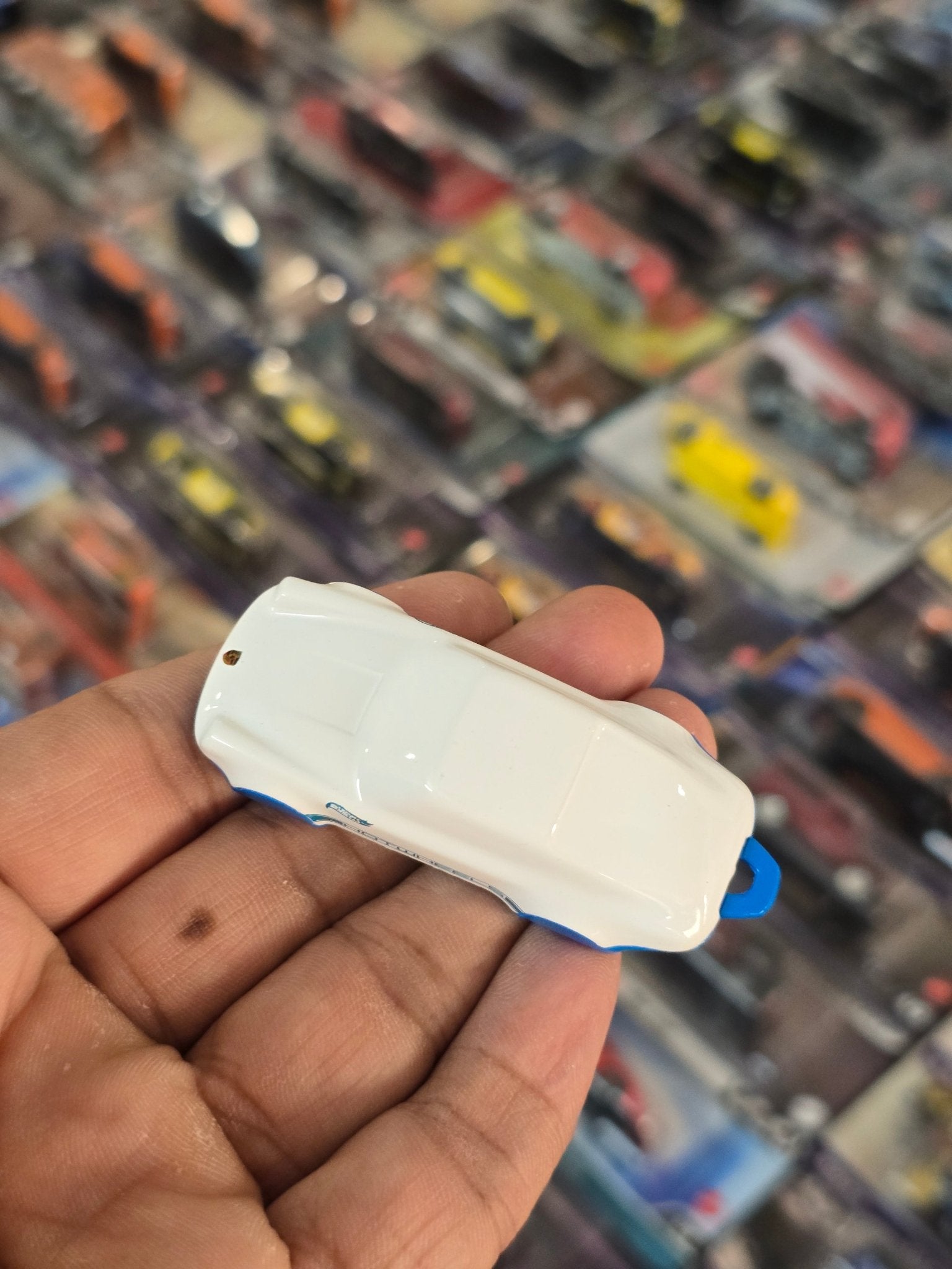 Hot Wheels Porsche 911 Carrera Key Chain (Uncarded) - Kinder Logs