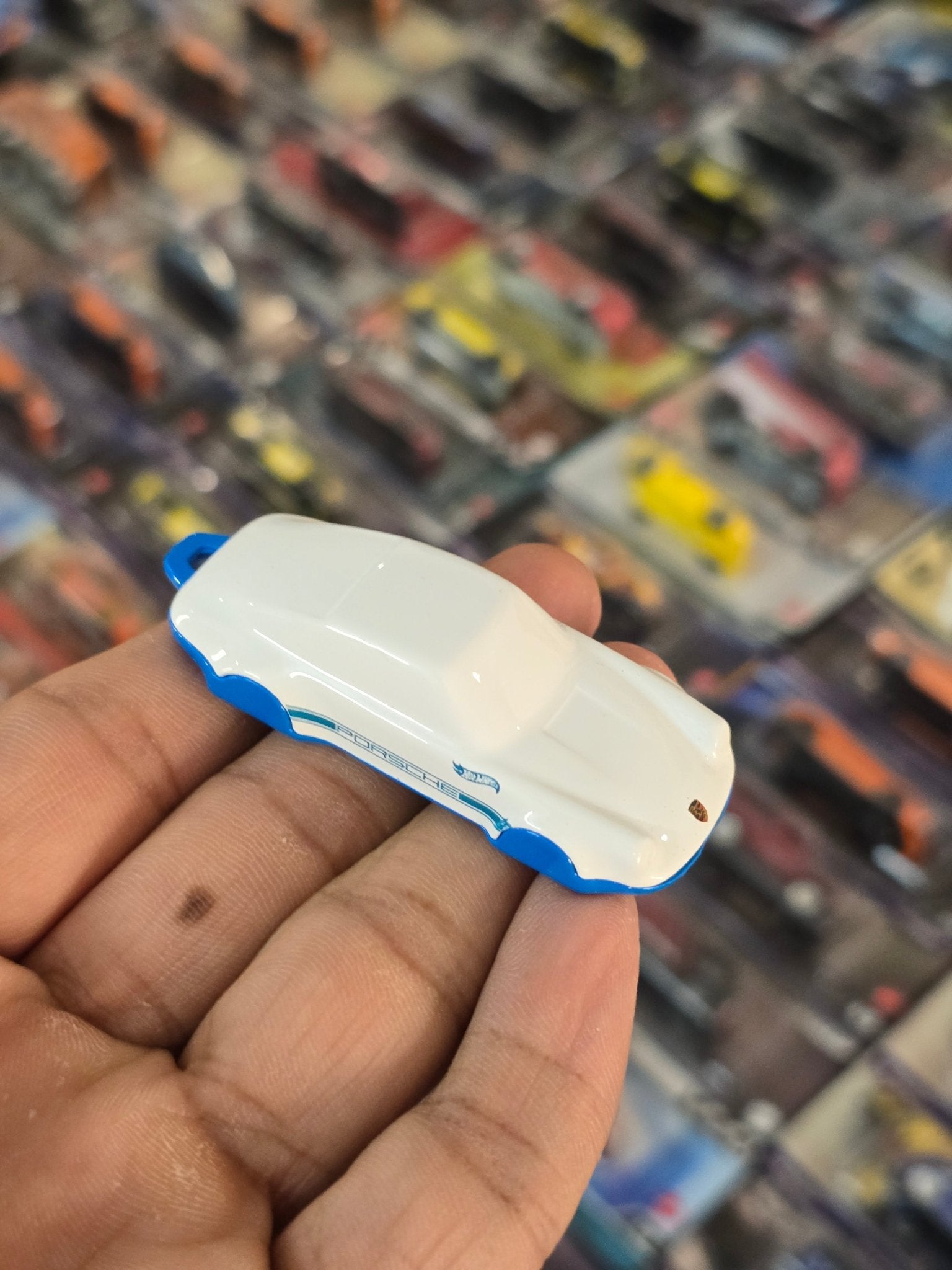 Hot Wheels Porsche 911 Carrera Key Chain (Uncarded) - Kinder Logs