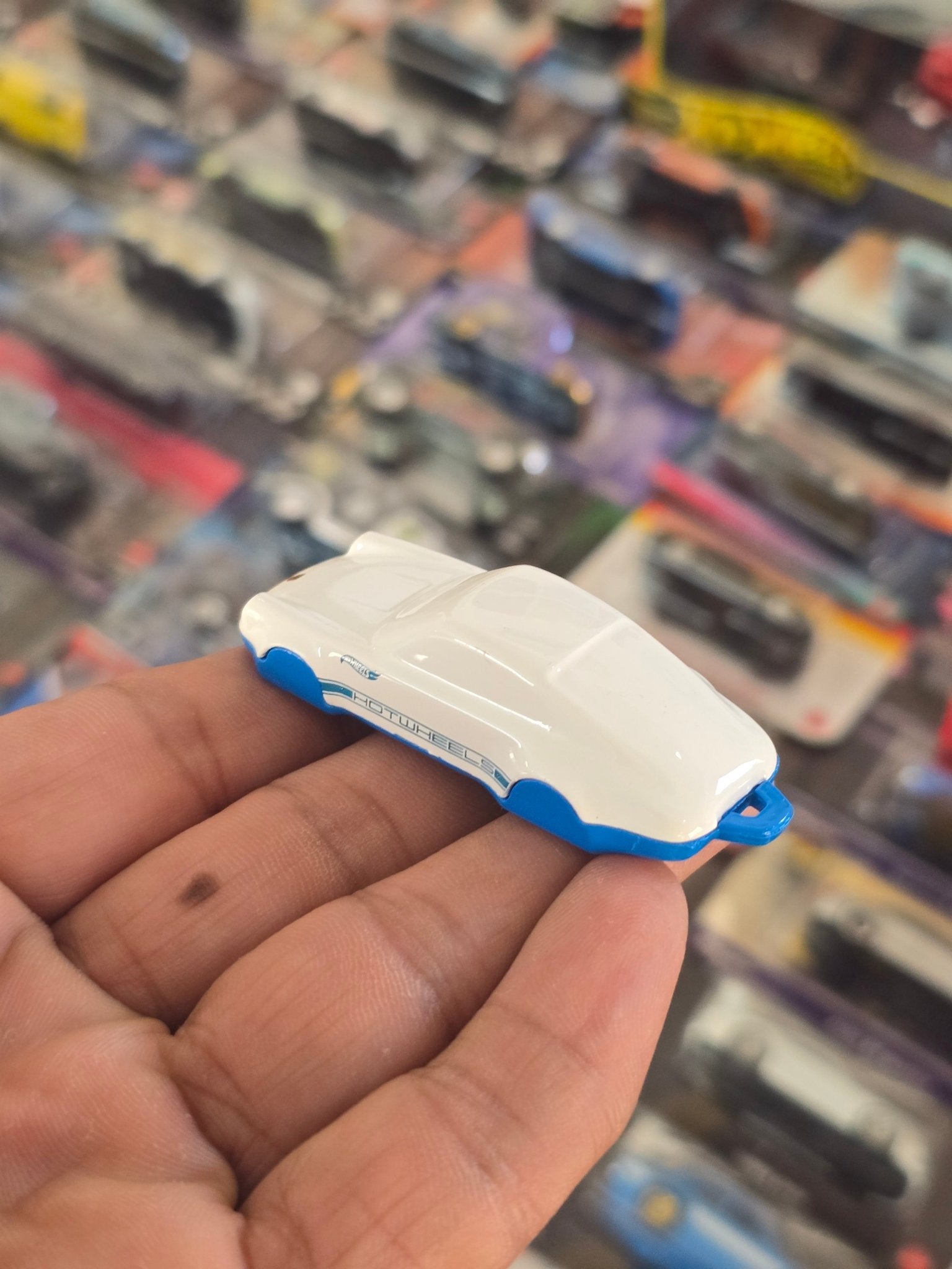 Hot Wheels Porsche 911 Carrera Key Chain (Uncarded) - Kinder Logs