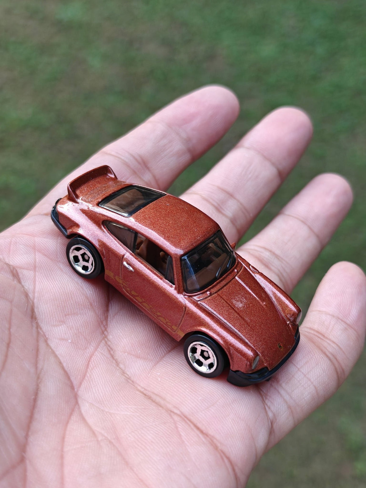 Hot Wheels Porsche 911 Carrera RS 2.7 - Brown (Uncarded - New) - Kinder Logs