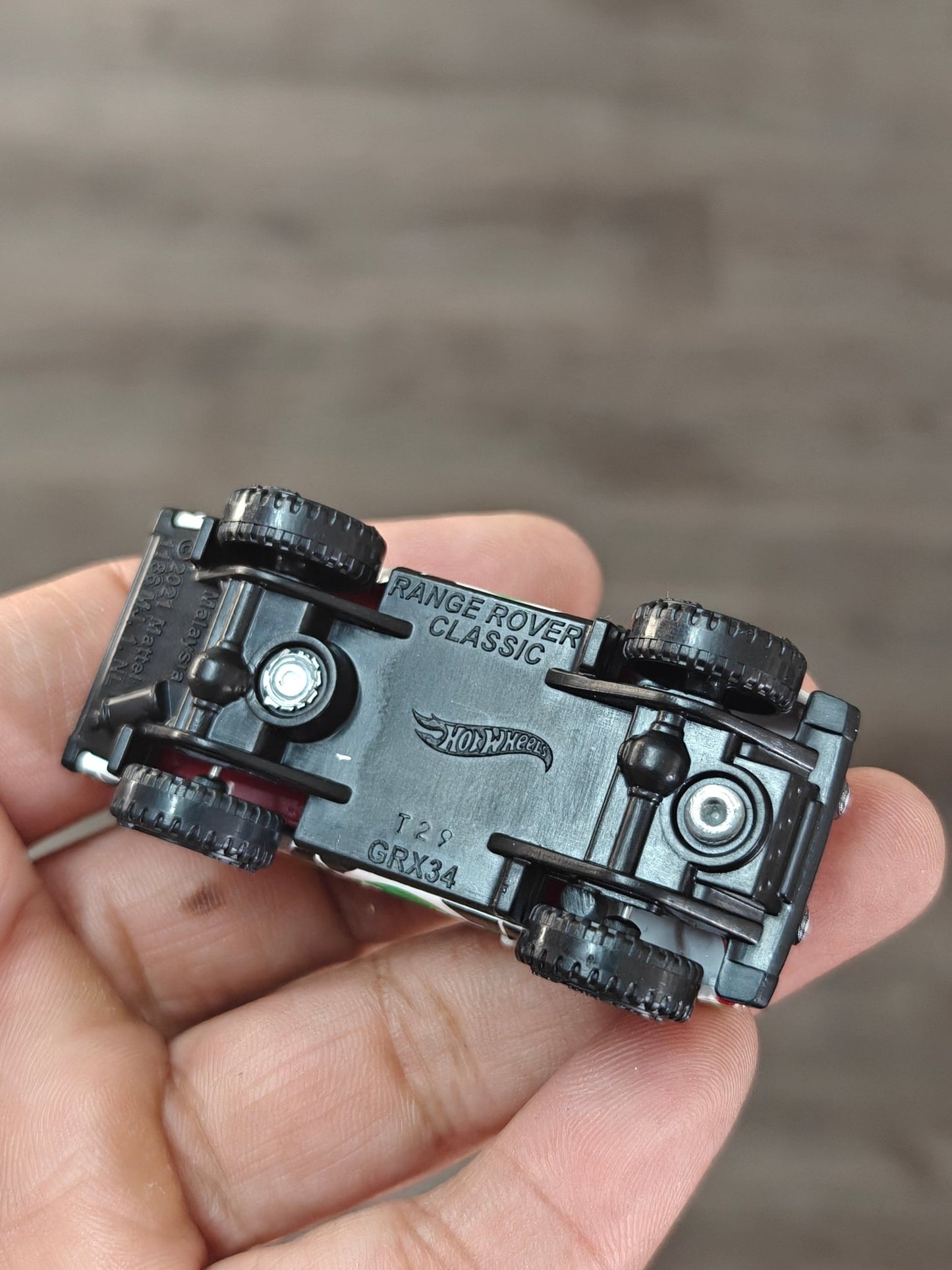 Hot Wheels Range Rover Classic - White (Uncarded) - Kinder Logs