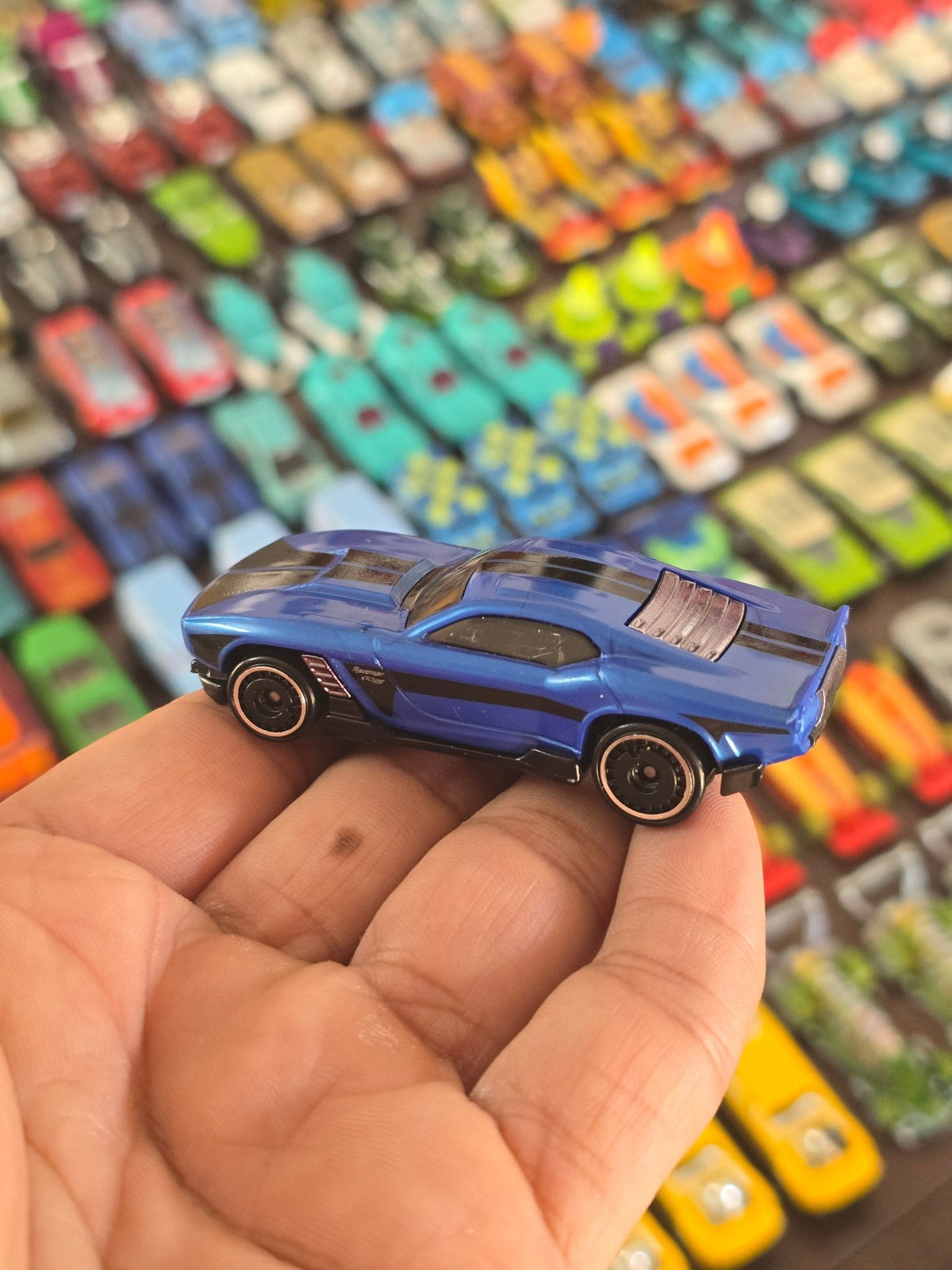 Hot Wheels Ravenger S/T - Blue (Uncarded - New) - Kinder Logs