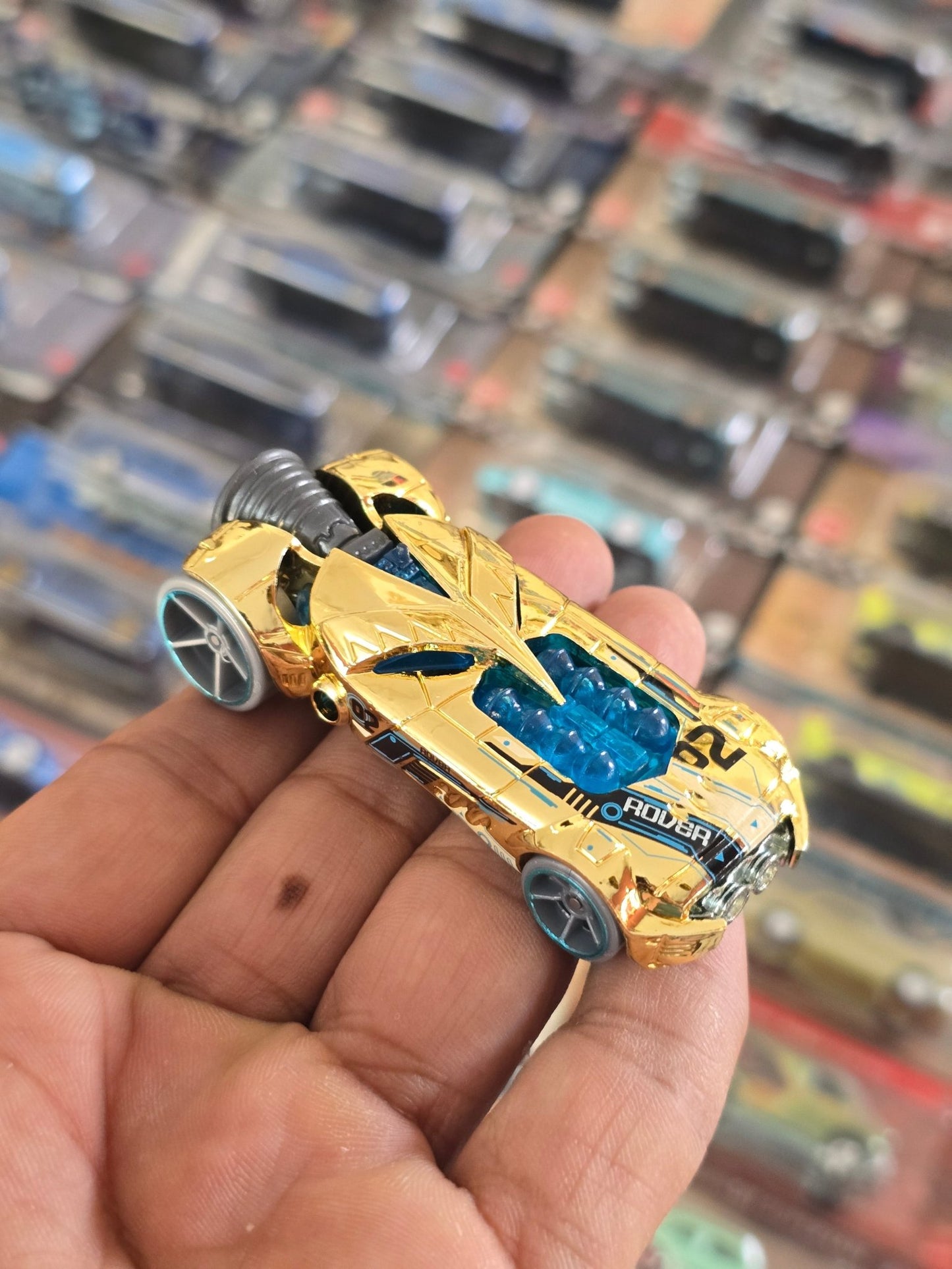 Hot Wheels Rocketfire Gold - Netflix Series (Uncarded) - Kinder Logs