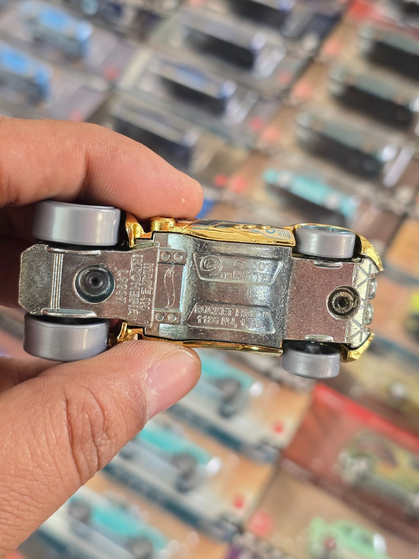 Hot Wheels Rocketfire Gold - Netflix Series (Uncarded) - Kinder Logs