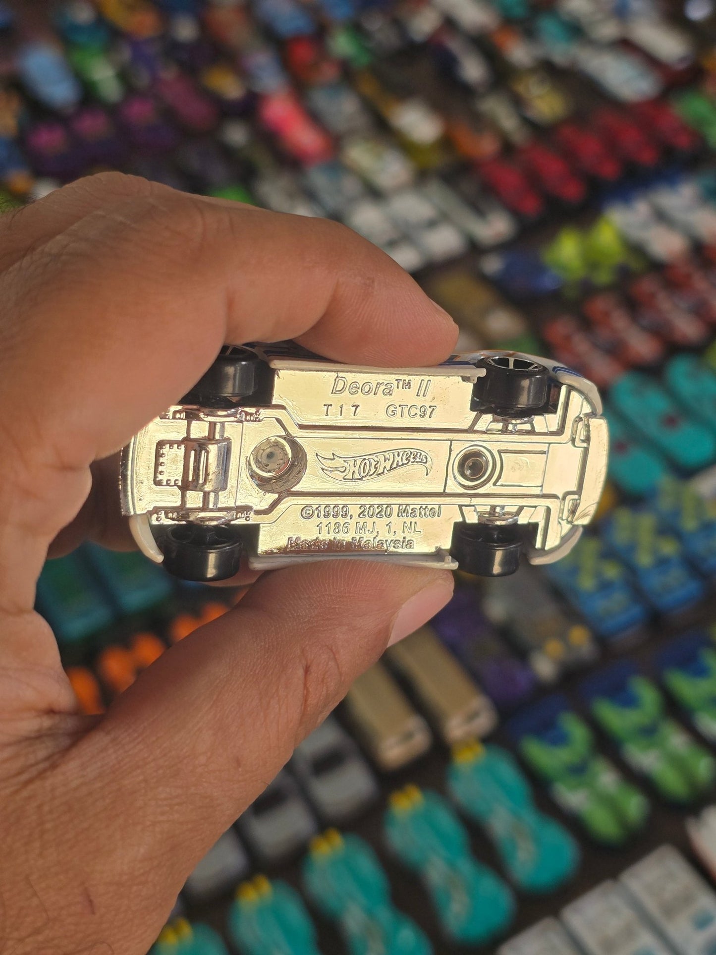 Hot Wheels TEKU Deora II - White (Uncarded - New) - Kinder Logs