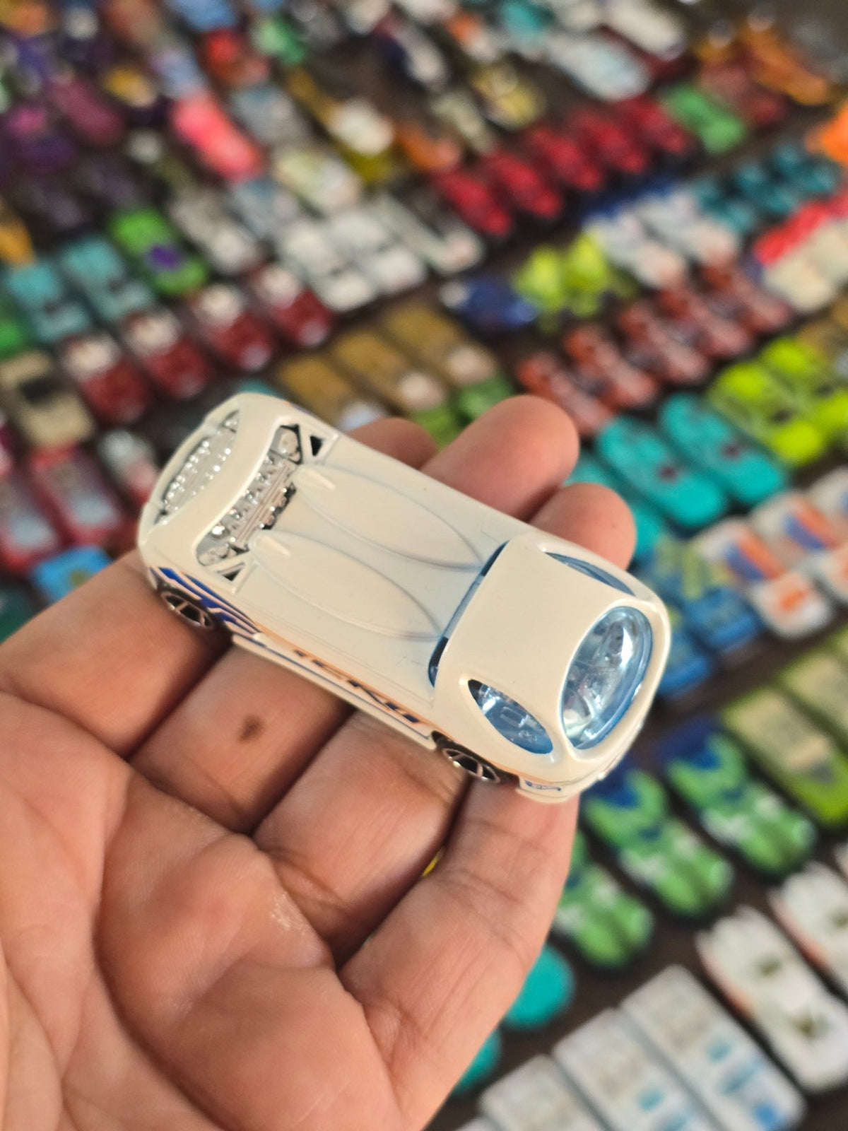 Hot Wheels TEKU Deora II - White (Uncarded - New) - Kinder Logs