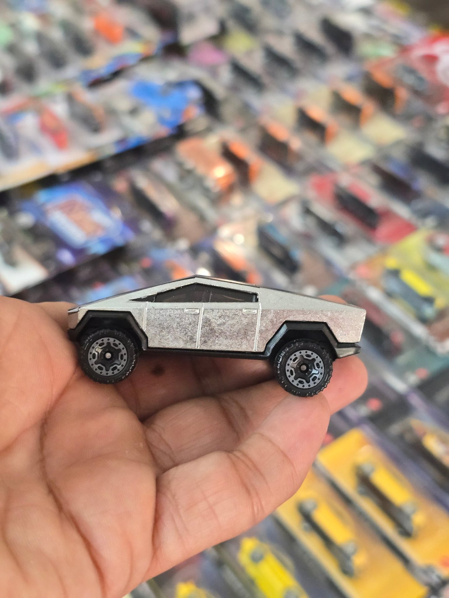 Hot Wheels Tesla Cybertruck (Uncarded) - Kinder Logs