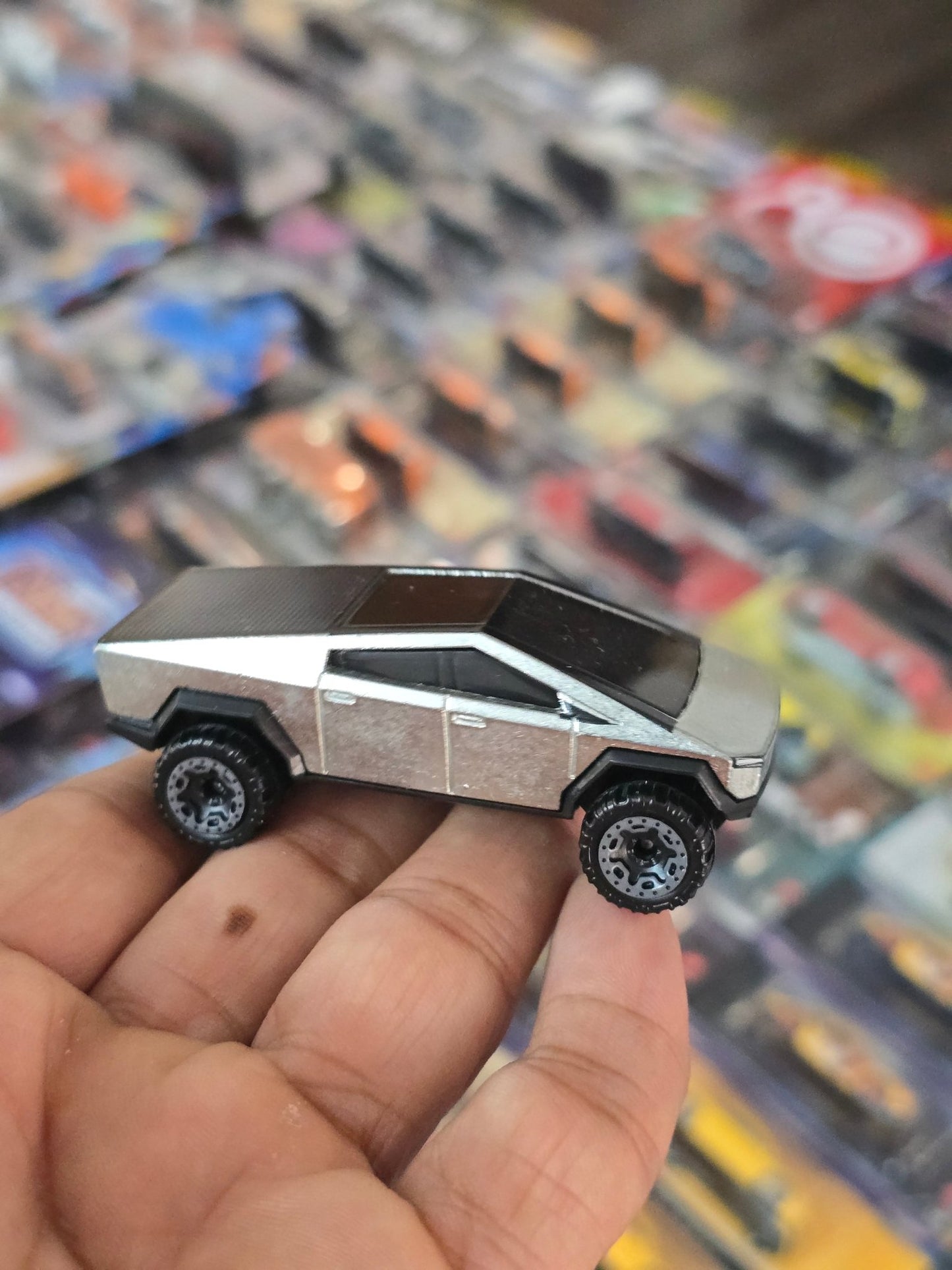 Hot Wheels Tesla Cybertruck (Uncarded) - Kinder Logs