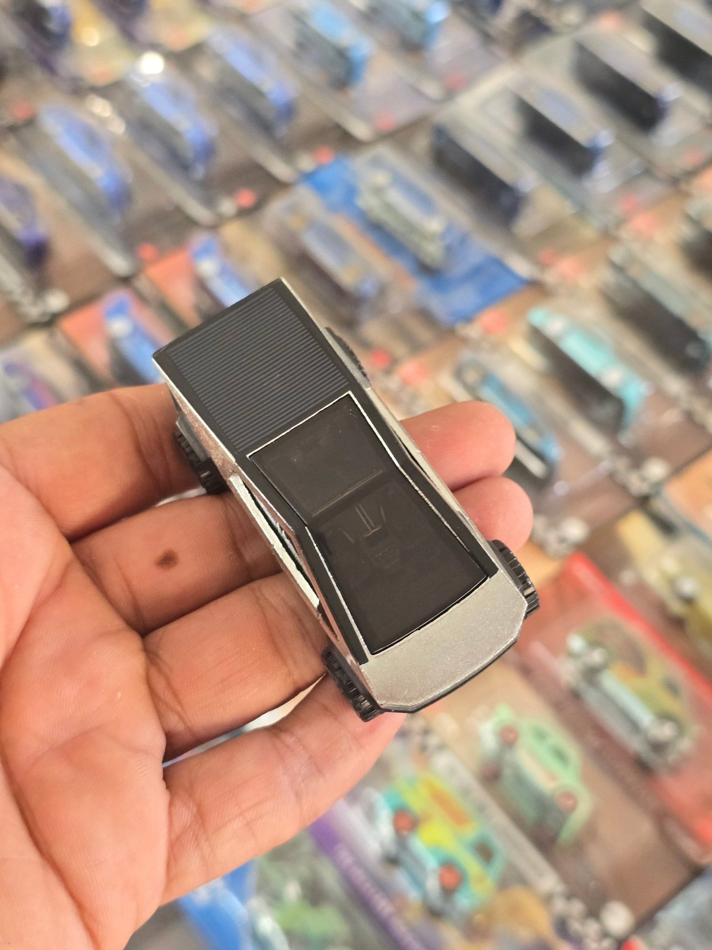 Hot Wheels Tesla Cybertruck (Uncarded) - Kinder Logs