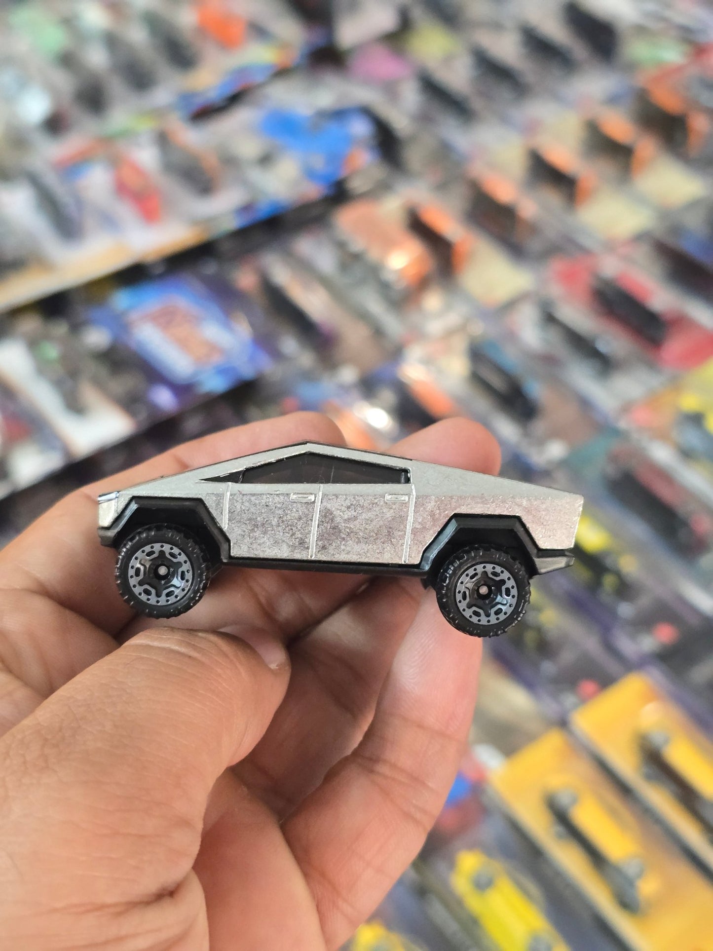 Hot Wheels Tesla Cybertruck (Uncarded) - Kinder Logs