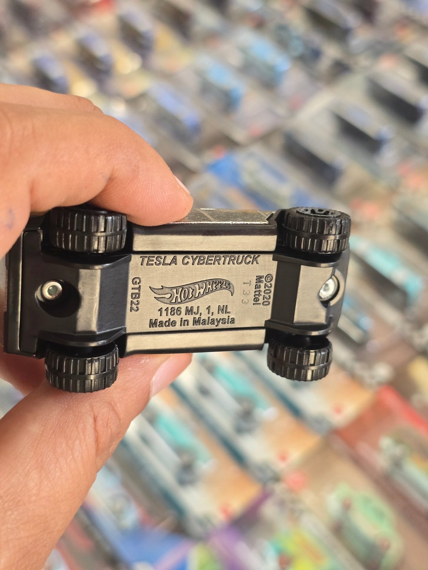 Hot Wheels Tesla Cybertruck (Uncarded) - Kinder Logs