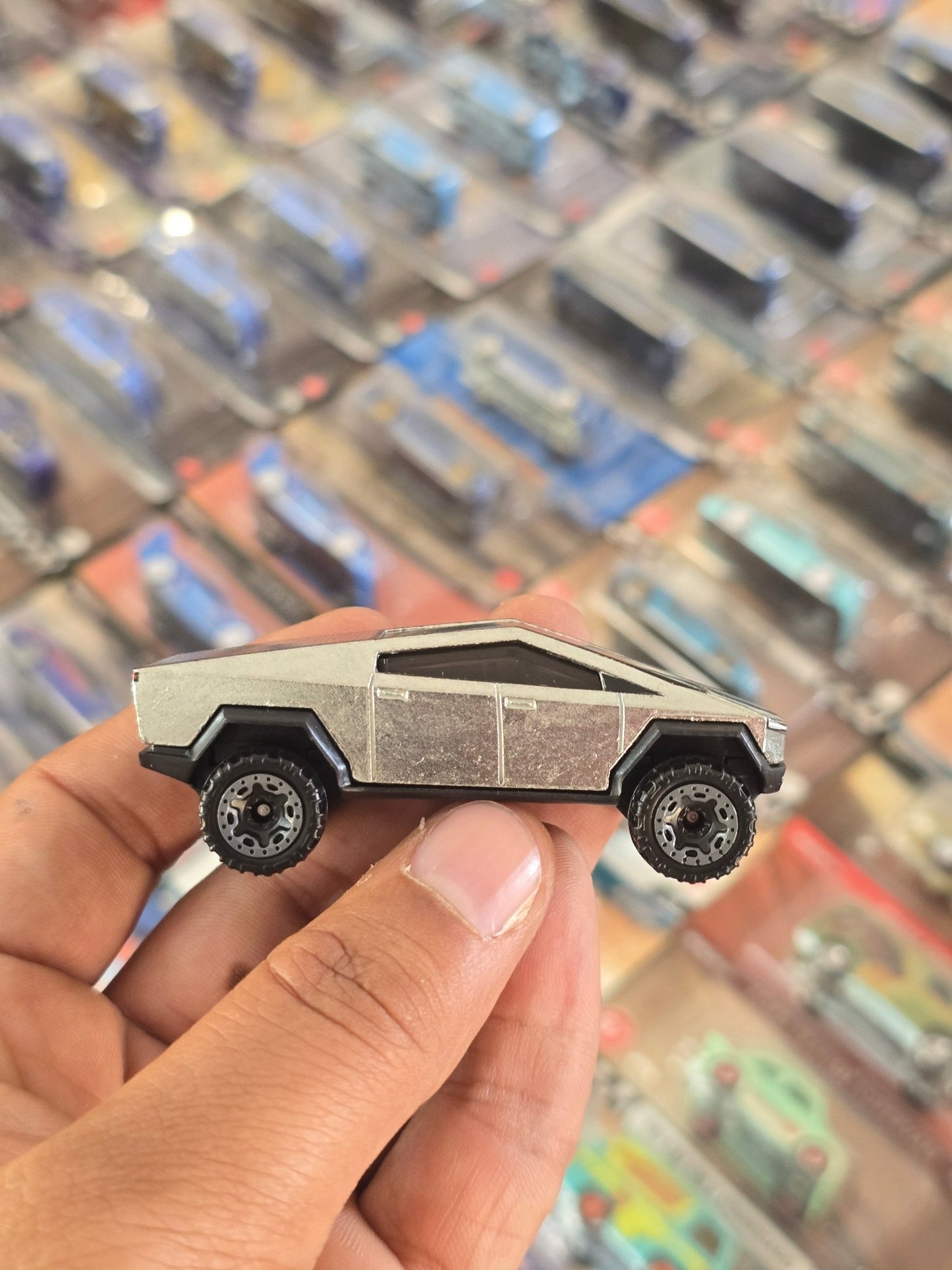 Hot Wheels Tesla Cybertruck (Uncarded) - Kinder Logs