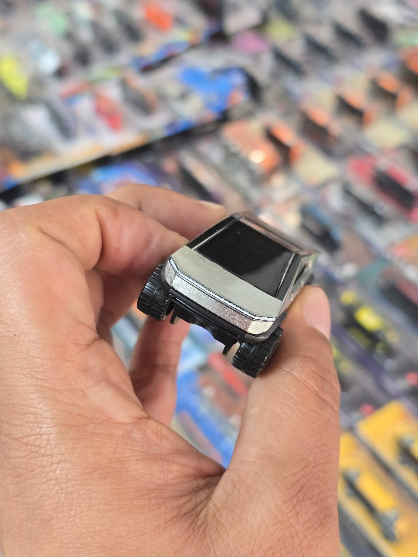 Hot Wheels Tesla Cybertruck (Uncarded) - Kinder Logs