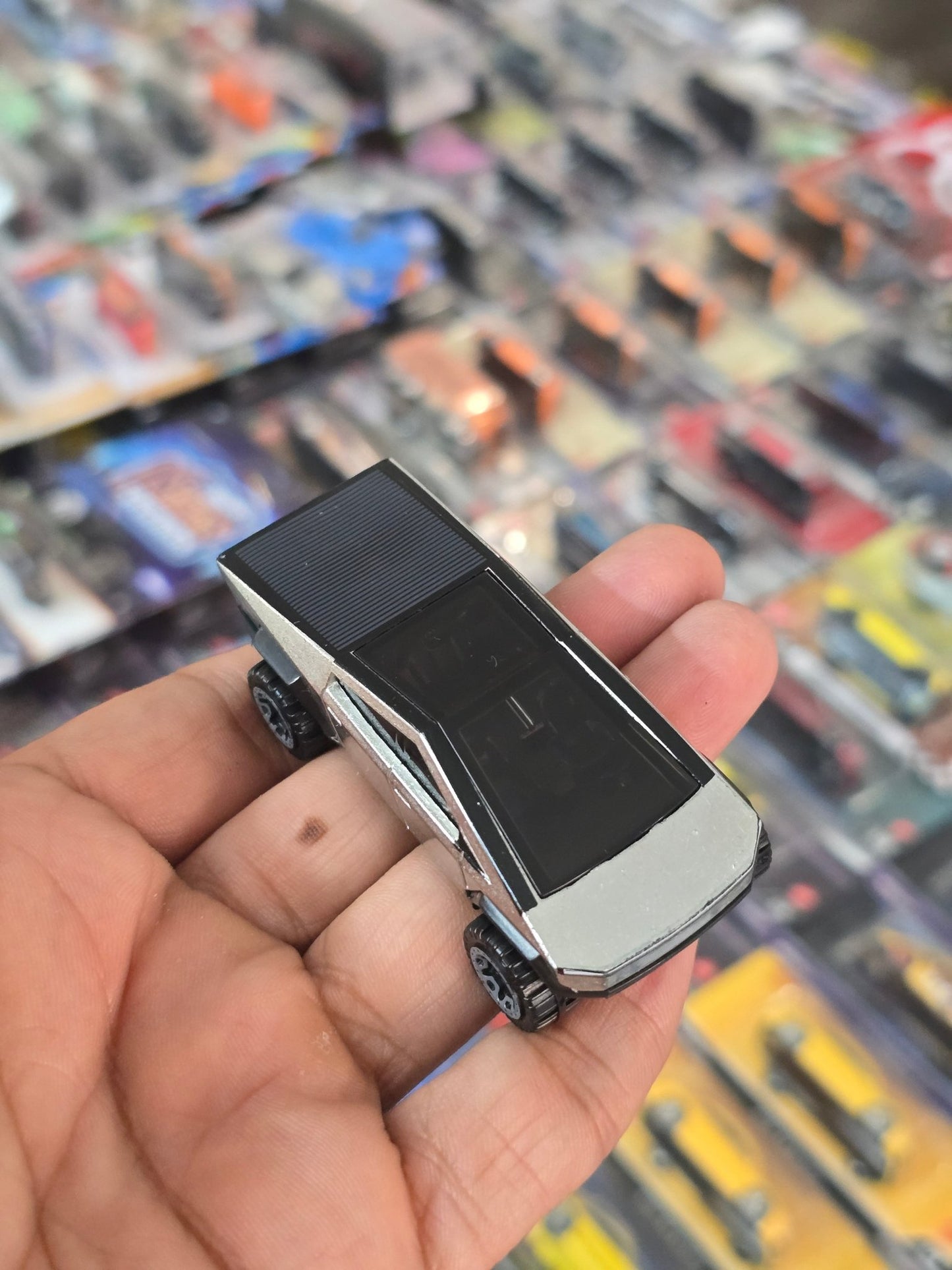 Hot Wheels Tesla Cybertruck (Uncarded) - Kinder Logs
