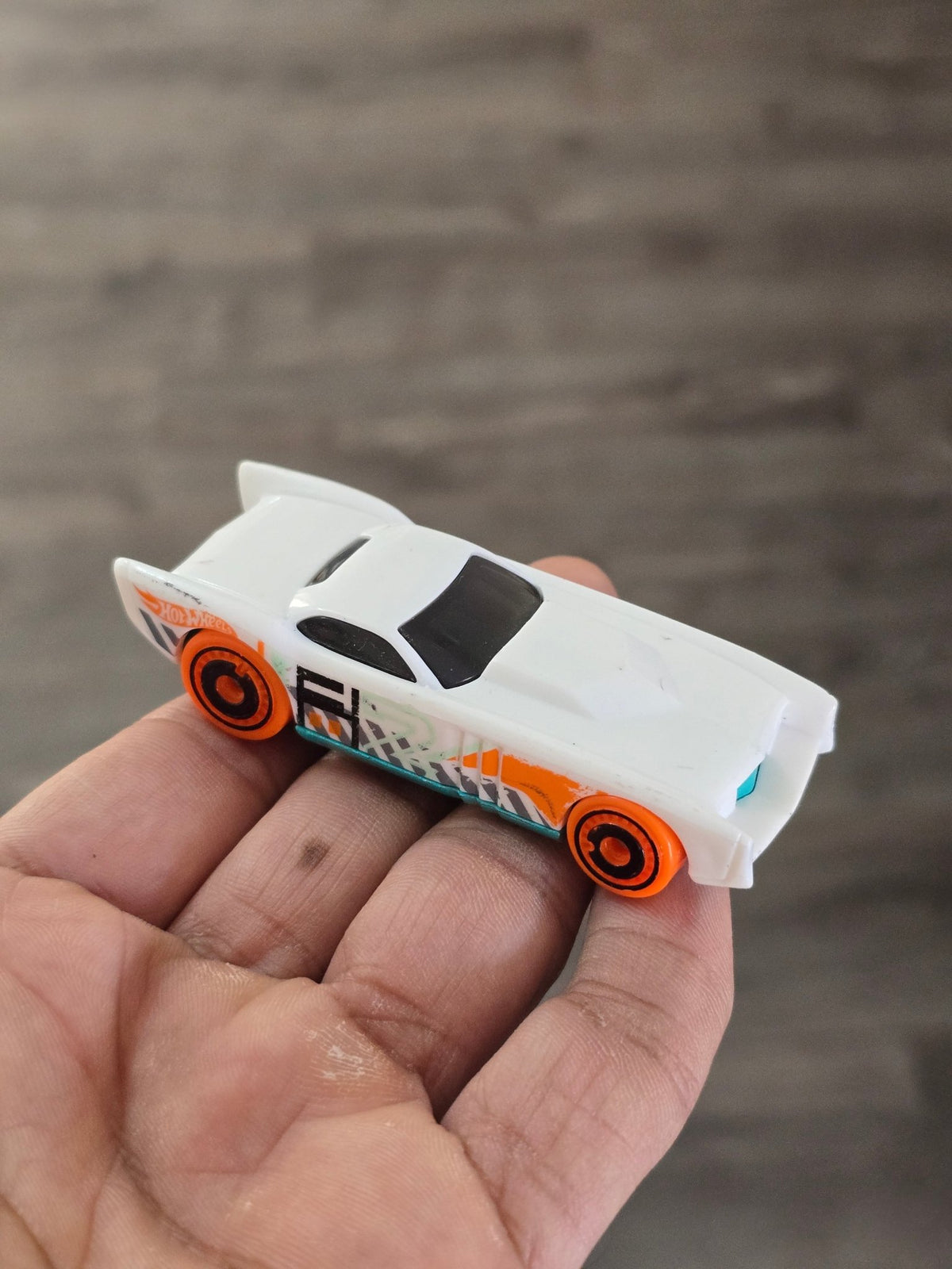 Hot Wheels The Gov'ner - White (Pre - Owned) - Kinder Logs