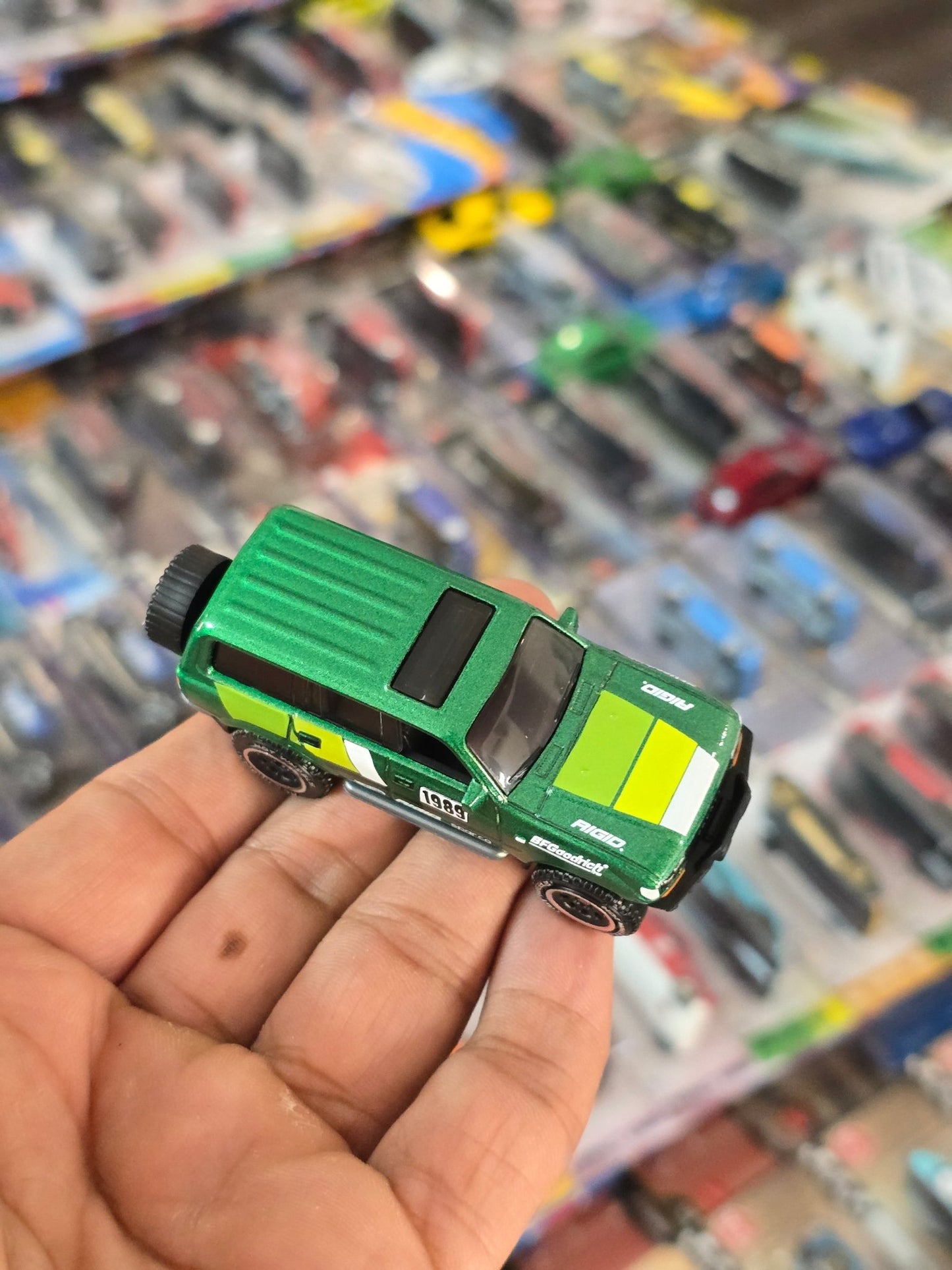 Hot Wheels Toyota Land Cruiser 80 - Silver Series (Uncarded) - Kinder Logs