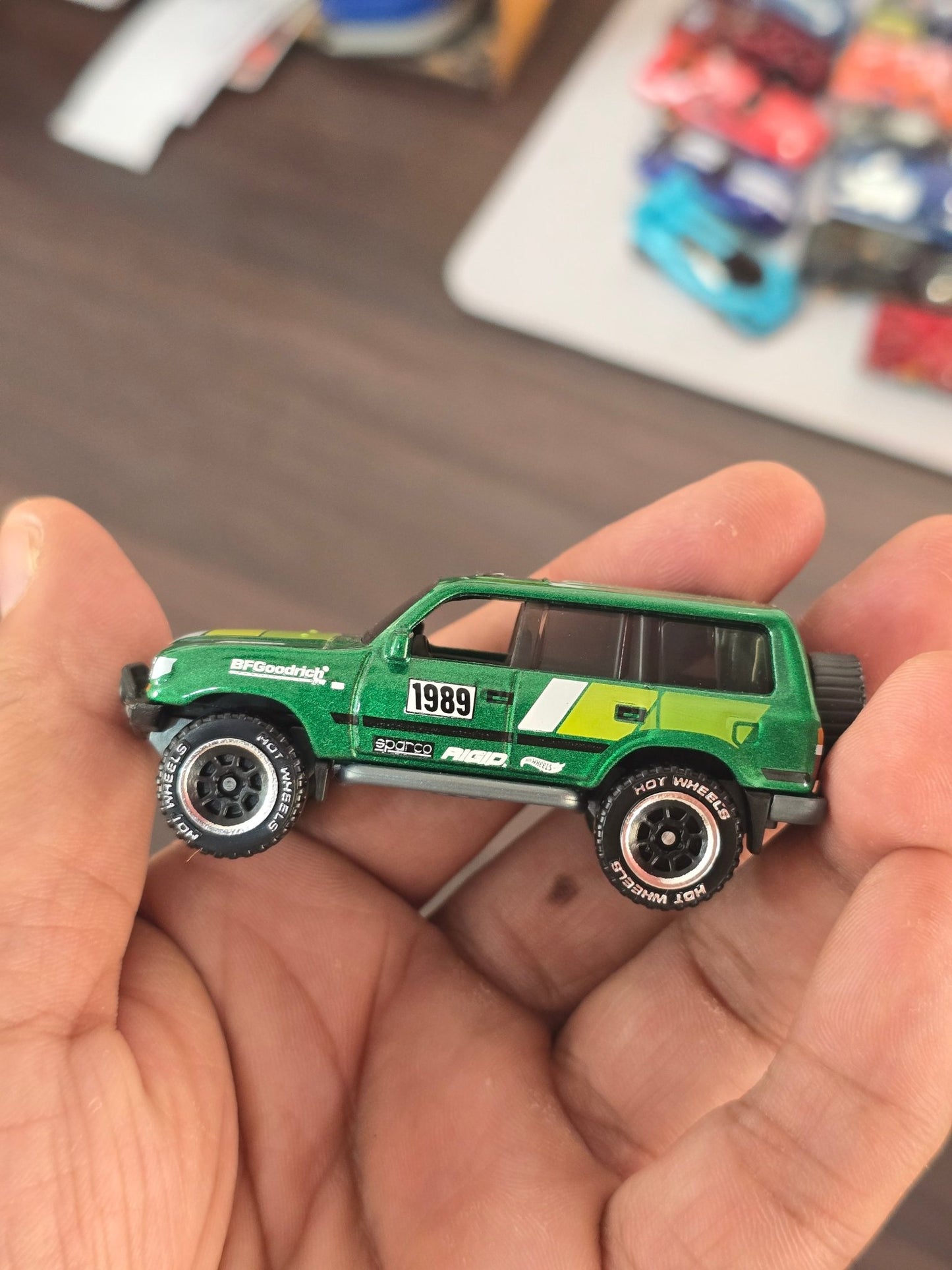 Hot Wheels Toyota Land Cruiser 80 - Silver Series (Uncarded) - Kinder Logs