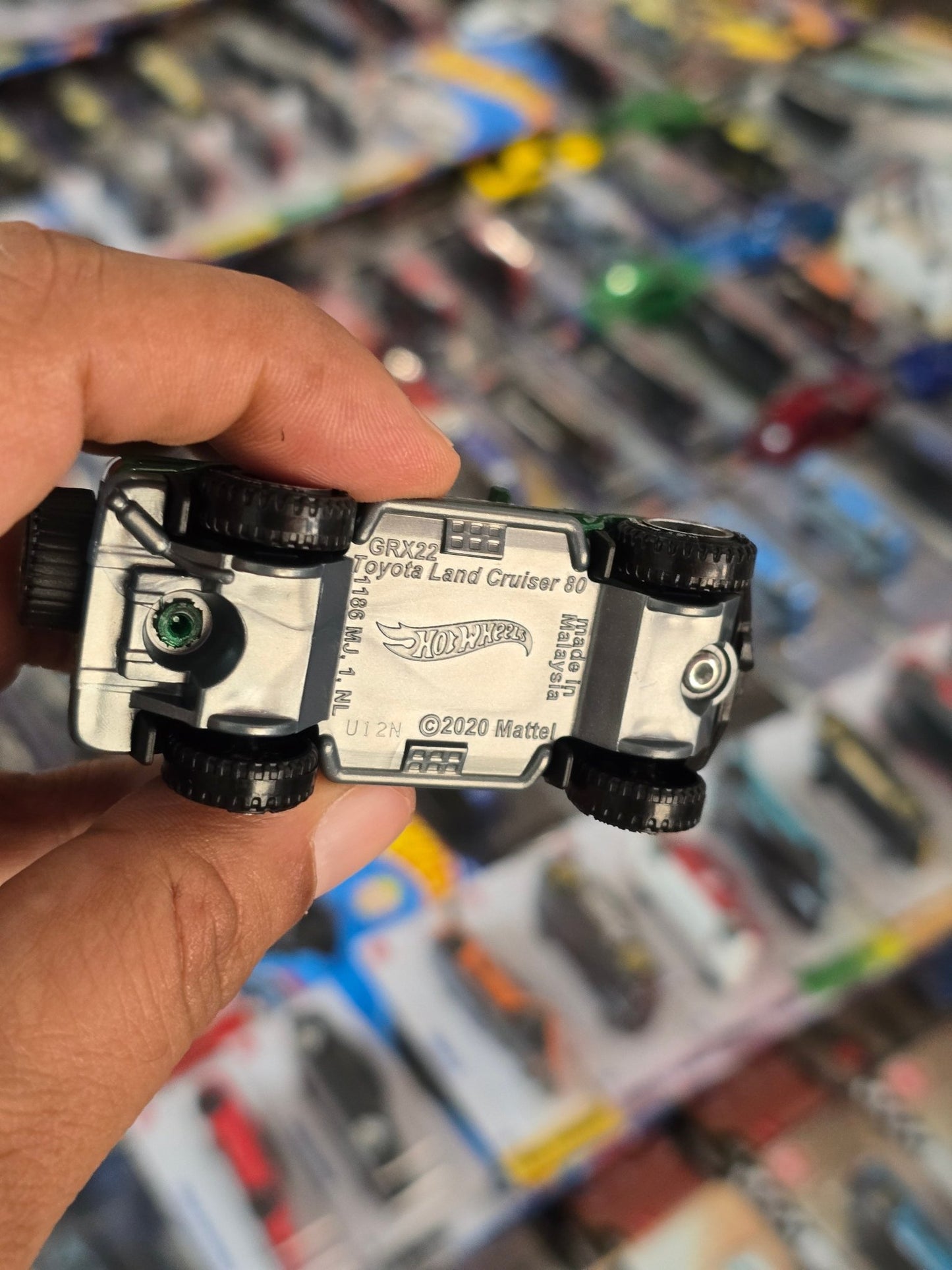 Hot Wheels Toyota Land Cruiser 80 - Silver Series (Uncarded) - Kinder Logs